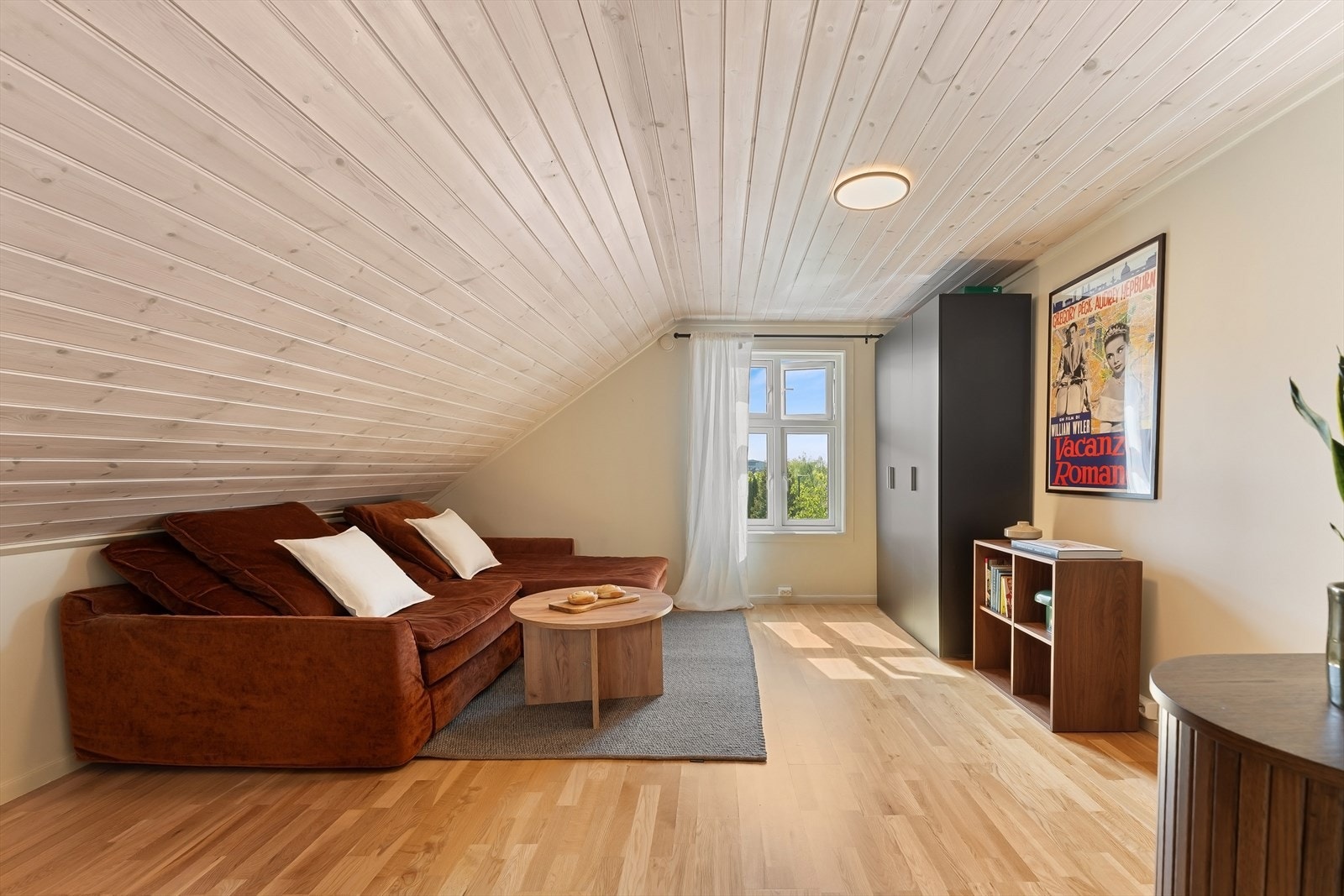 Velholdt og arealeffektiv 1-roms loftsleilighet i sjarmerende trehus. Galleribilde