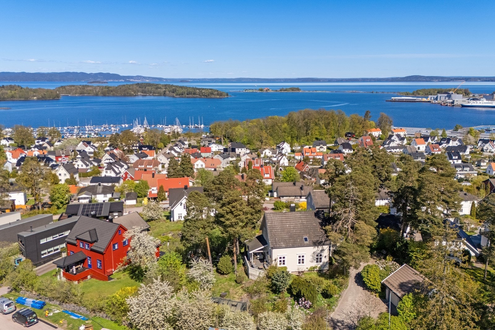 Eiendommen ligger i et etablert og rolig boligområde, med kort vei til både sentrum og naturområder. Galleribilde