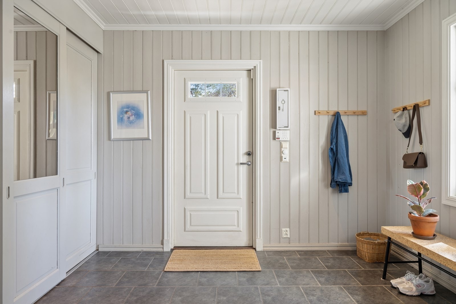 Romslig entré, utstyrt med integrert garderobeløsning med skyvedører. Galleribilde