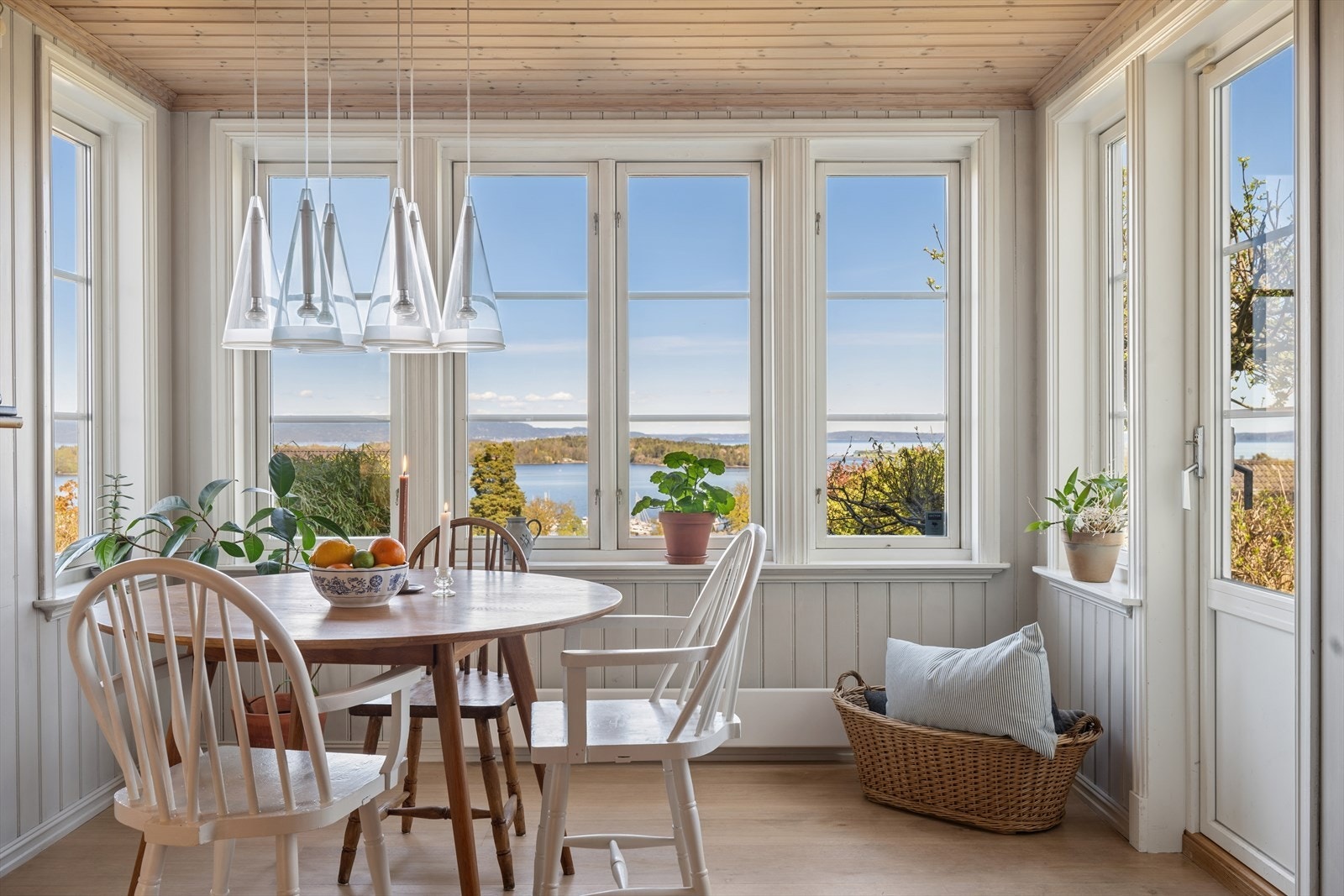 De store vindusflatene i spisekroken sørger for panoramautsikt over fjorden! Galleribilde