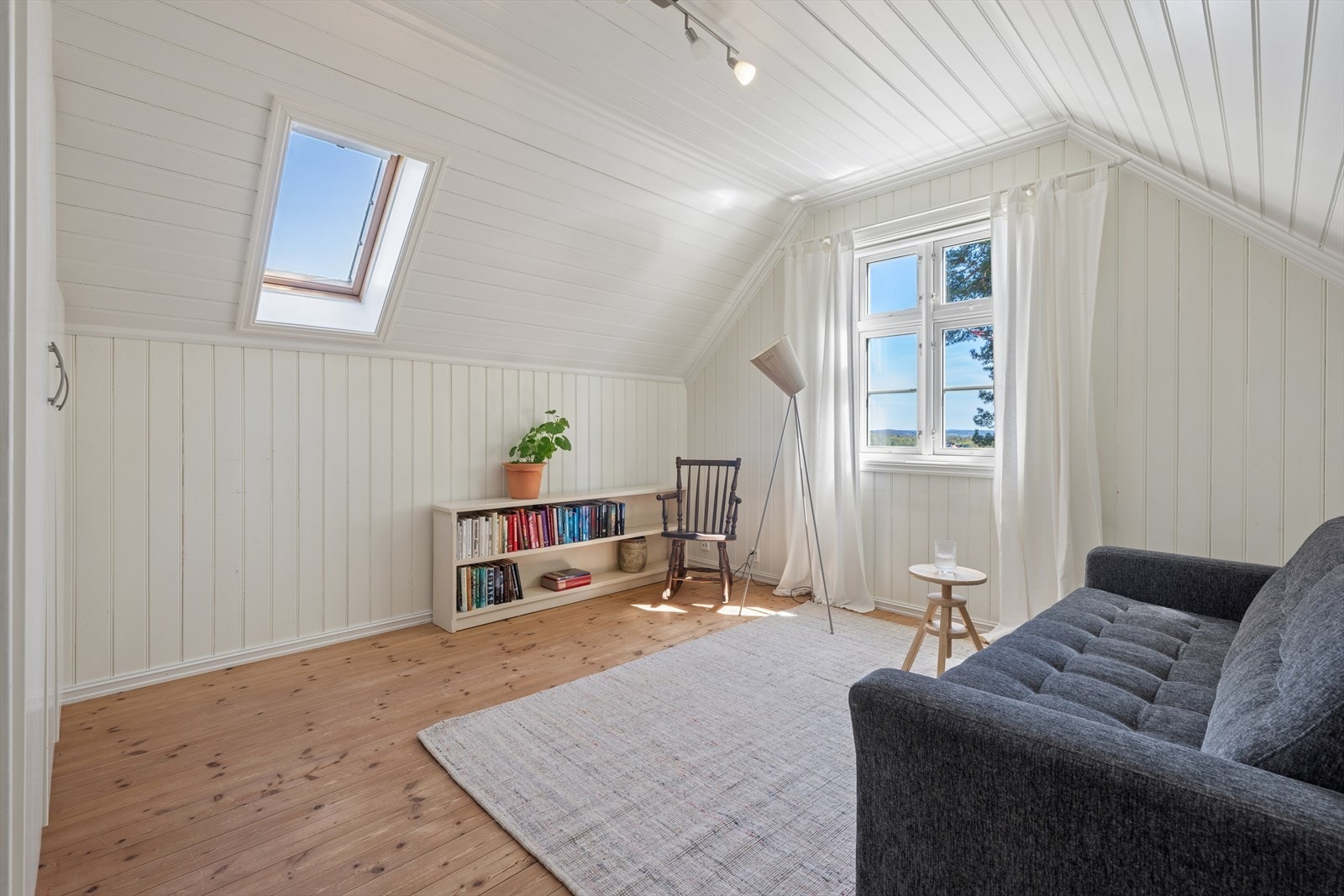 Soverom nr. 2. Dette rommet har også god størrelse, med plass til seng og øvrig møblement. Galleribilde