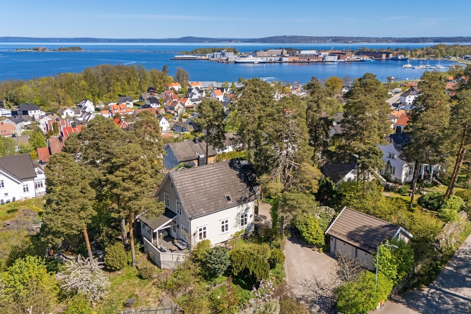 En herskapelig enebolig med høy og fri beliggenhet, med vidstrakt utsikt over fjorden. Galleribilde