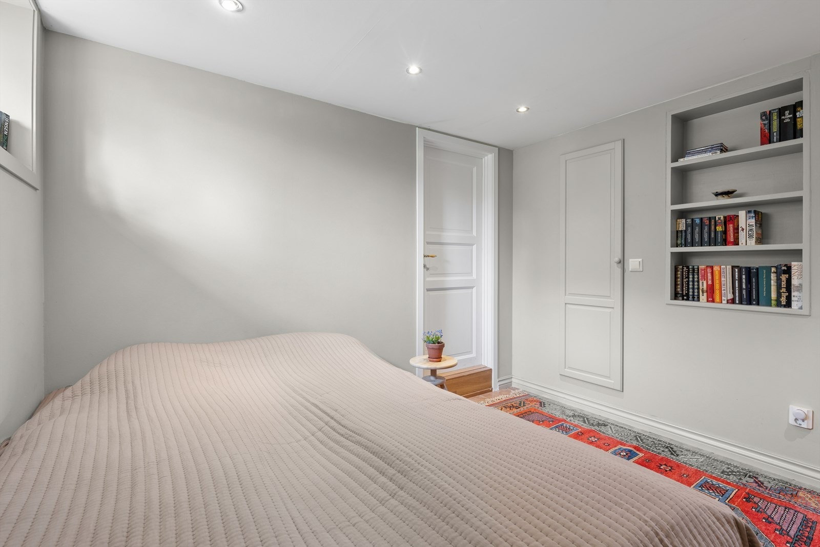 Rommet har innfelte downlights i taket og en praktisk, innebygget bokhylle. Galleribilde