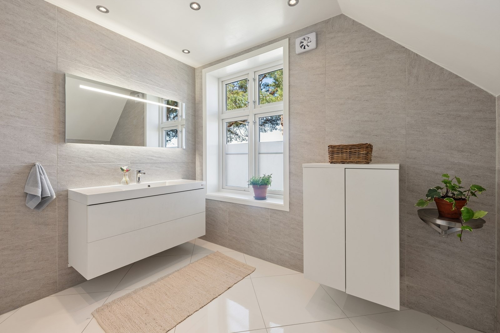 Badet i 2.etasje ble renovert i 2013 og har flislagte overflater og elektrisk gulvvarme. Galleribilde
