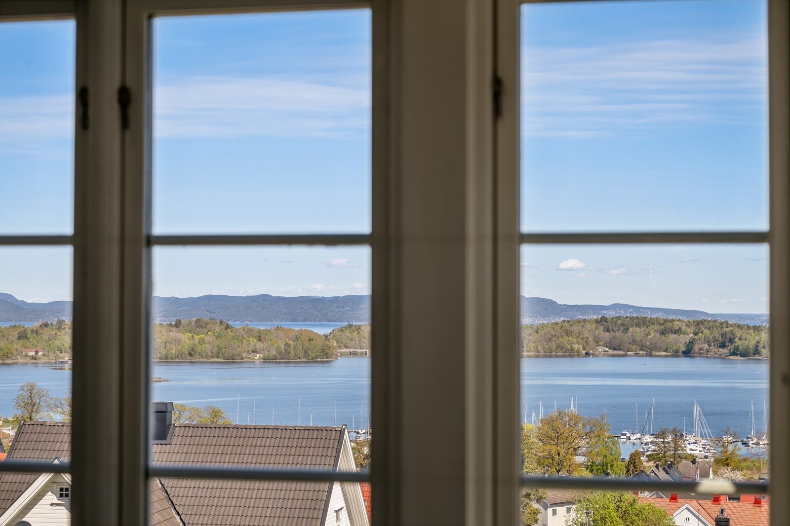 Også fra dette rommet kan man nyte den utstrakte utsikten mot småbåthavnen og fjorden. Galleribilde