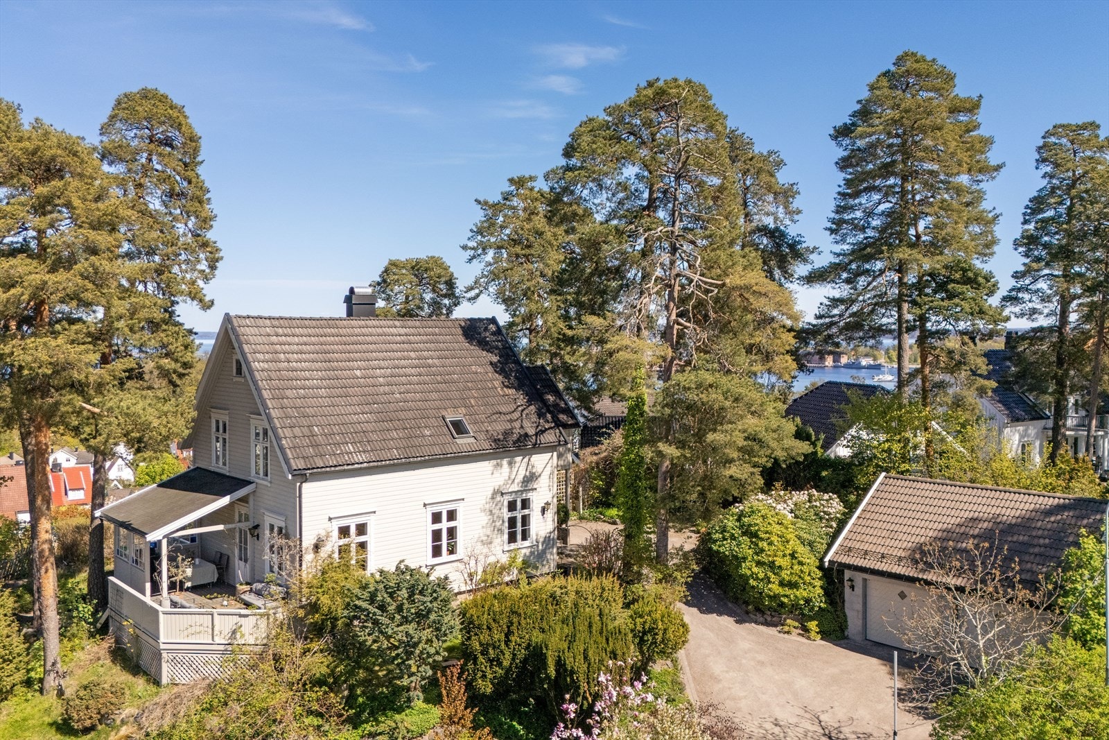 Gode parkeringsmuligheter i egen gårdsplass og i dobbelgarasje Galleribilde