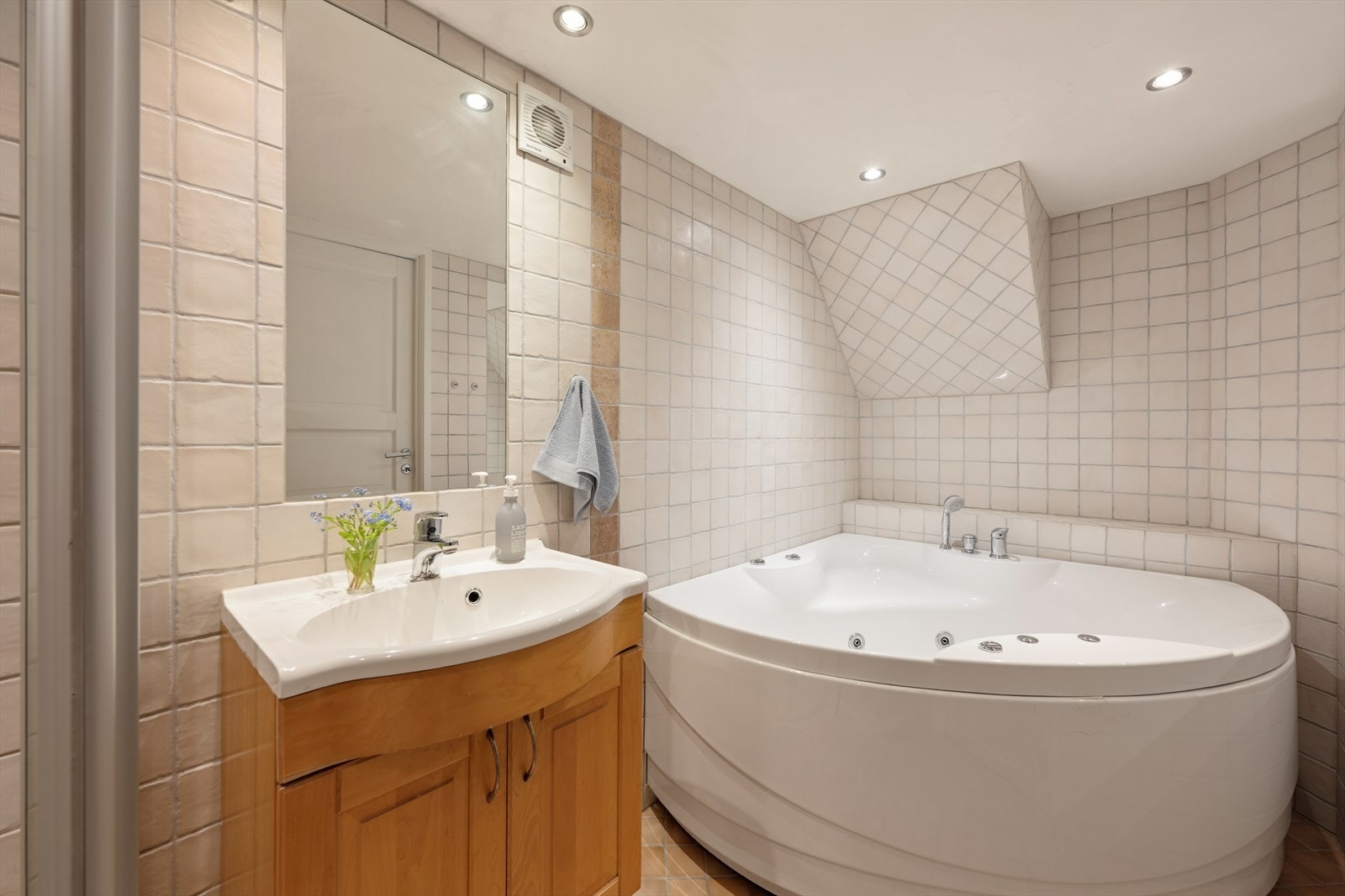 Badet i kjelleren ble pusset opp i 2005, og har både badekar og dusjhjørne. (Ikke godkjent for varig opphold, se pkt. ferdigattest). Galleribilde