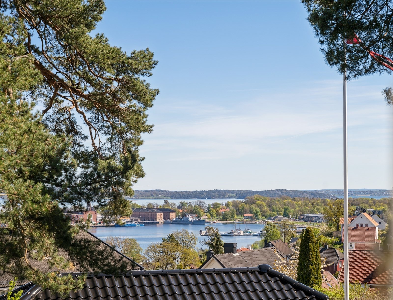 Fra eiendommens høye plassering har man en uslåelig utsikt over innseilingen til Horten. Galleribilde