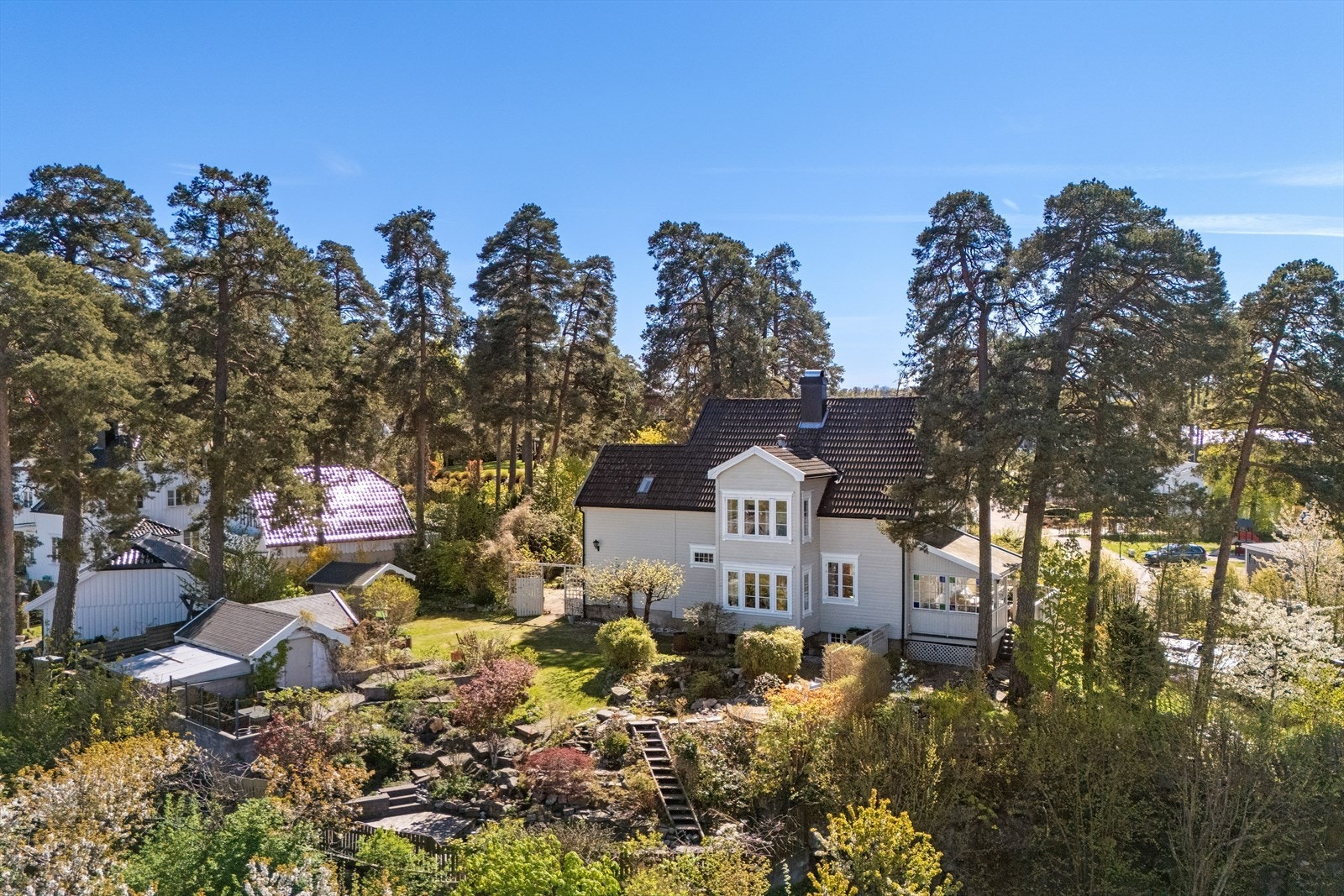 Her får du en park av en hage, med plen, beplantning, terrasser på ulike nivåer og egen fiskedam! Galleribilde