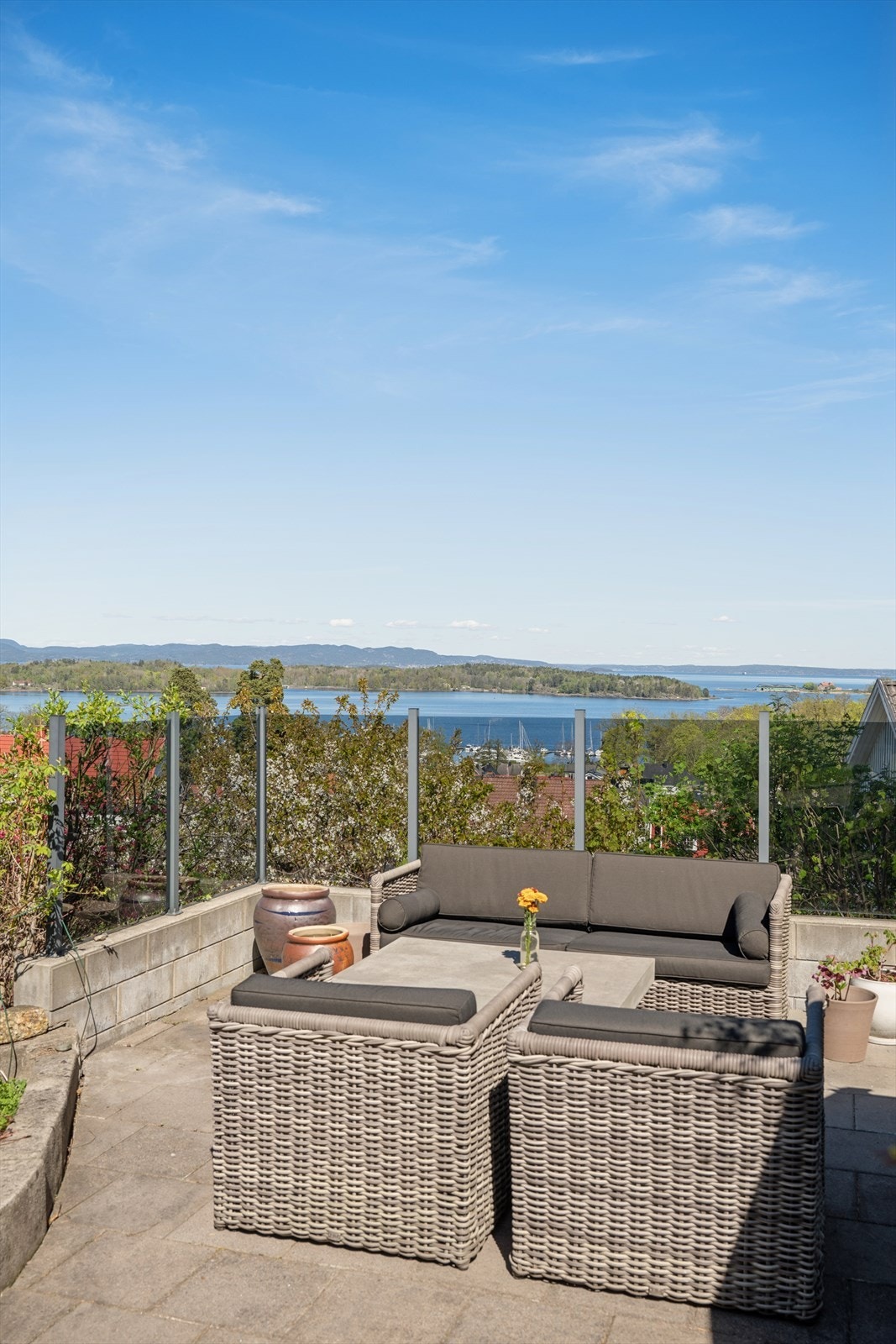 Uteplass med gode solforhold og panoramautsikt over fjorden. Galleribilde