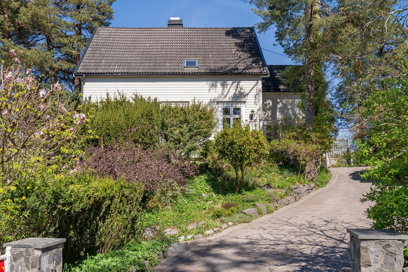 Eneboligen fra 1924 er tilbygget i 1976 og 1997, og fremstår velholdt med kledning som ble skiftet og etterisolert i 2012. Galleribilde