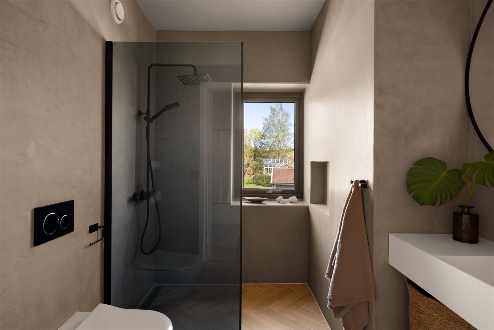 Badet i 2. etasje har et stilrent uttrykk med gjennomgående flislagte gulv og på veggene er det mikrosement. Galleribilde