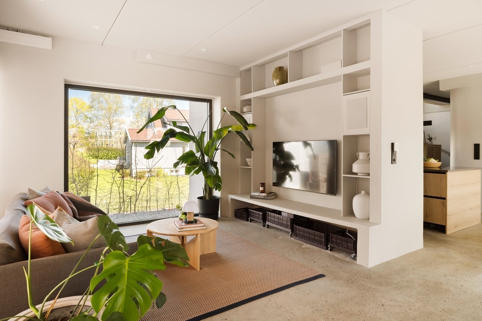 Stuen har flere soner, noe som gjør det enkelt å innrede med både spisestue og sofagruppe med tv-løsning. Galleribilde