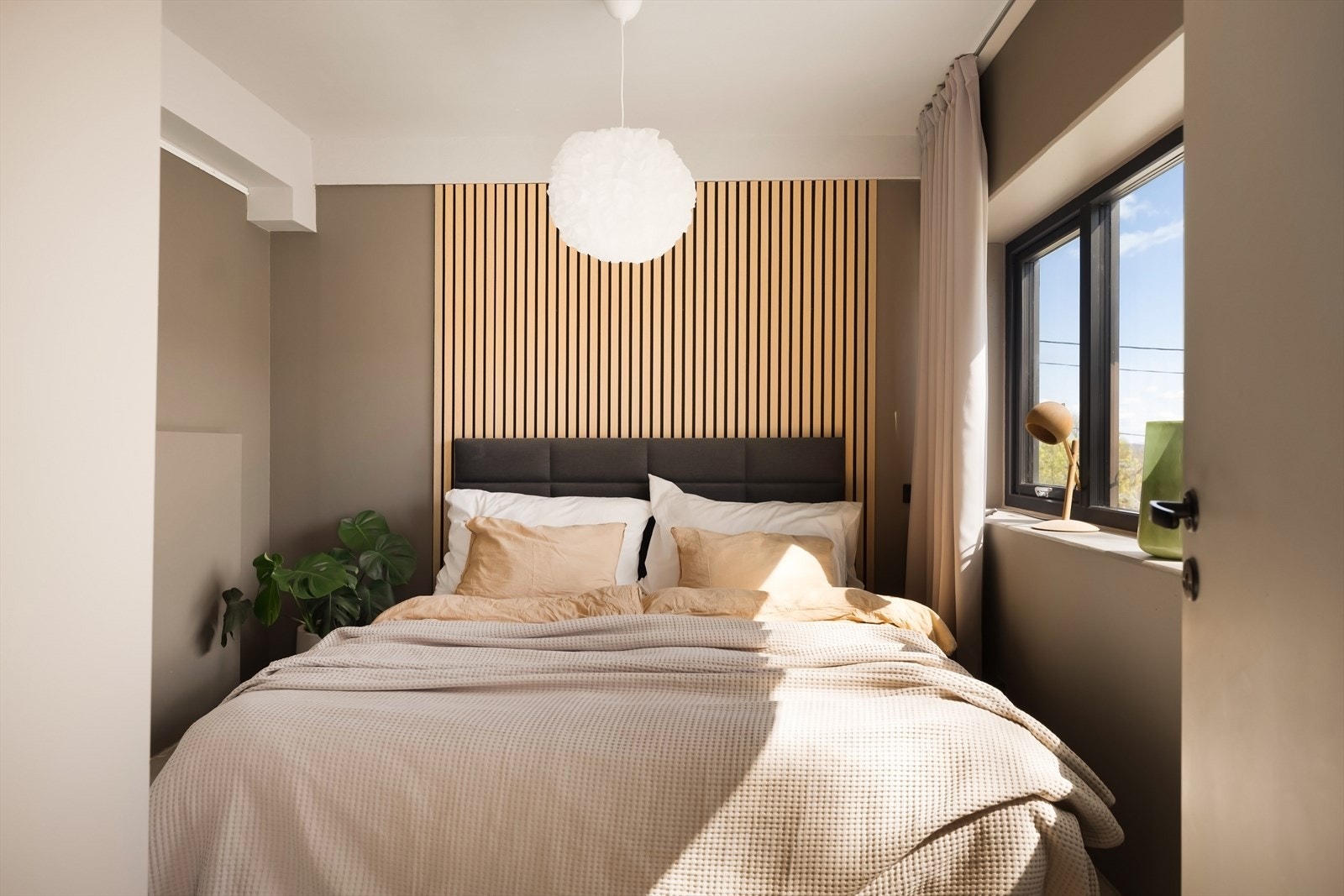 Hovedsoverommet er som et master bedroom med eget bad. Galleribilde