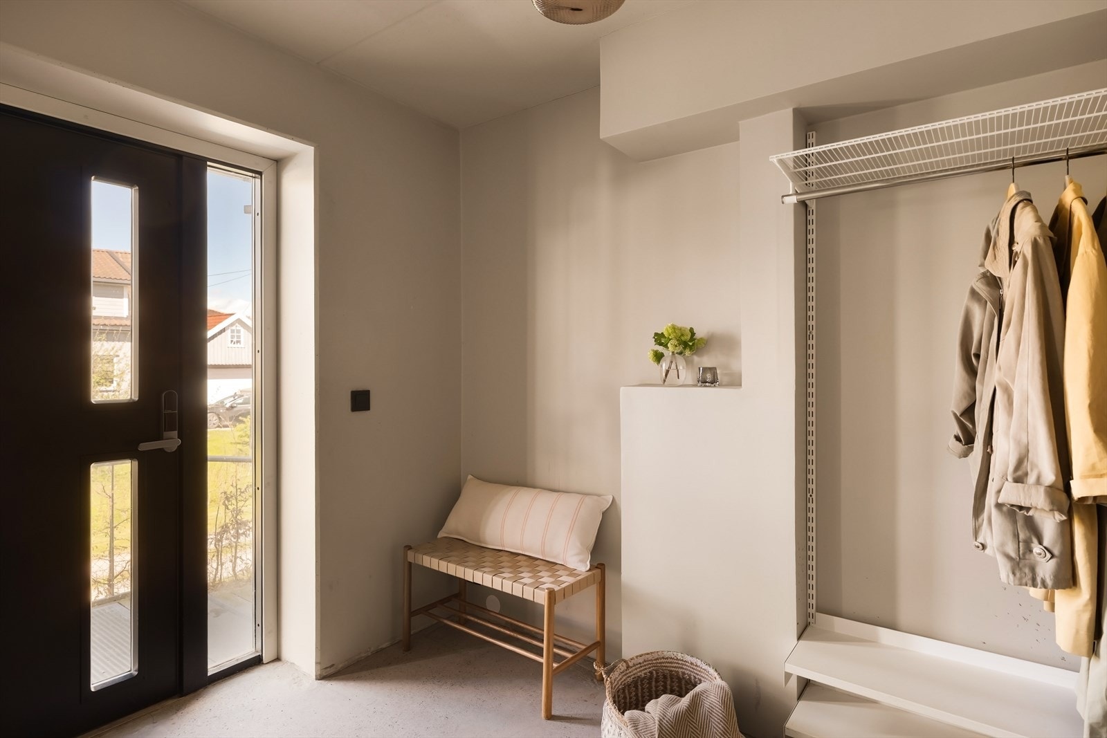 Velkommen inn! Hoveddelen har adkomst via en innbydende entré i 1. etasje med plass til oppbevaring av yttertøy og sko. Herfra er det også adkomst til praktikantdelen. Galleribilde