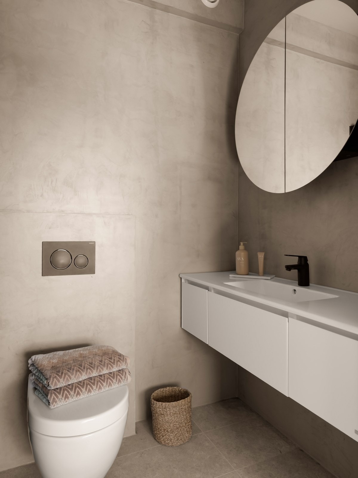 Rommet er innredet med servantskap med nedfelt servant, veggskap med speildører, vegghengt toalett med innebygd sisterne og dusjsone med innfelt dusjvegg. Det er gulvvarme som gir god komfort, samt nedsenket himling med downlights. Galleribilde
