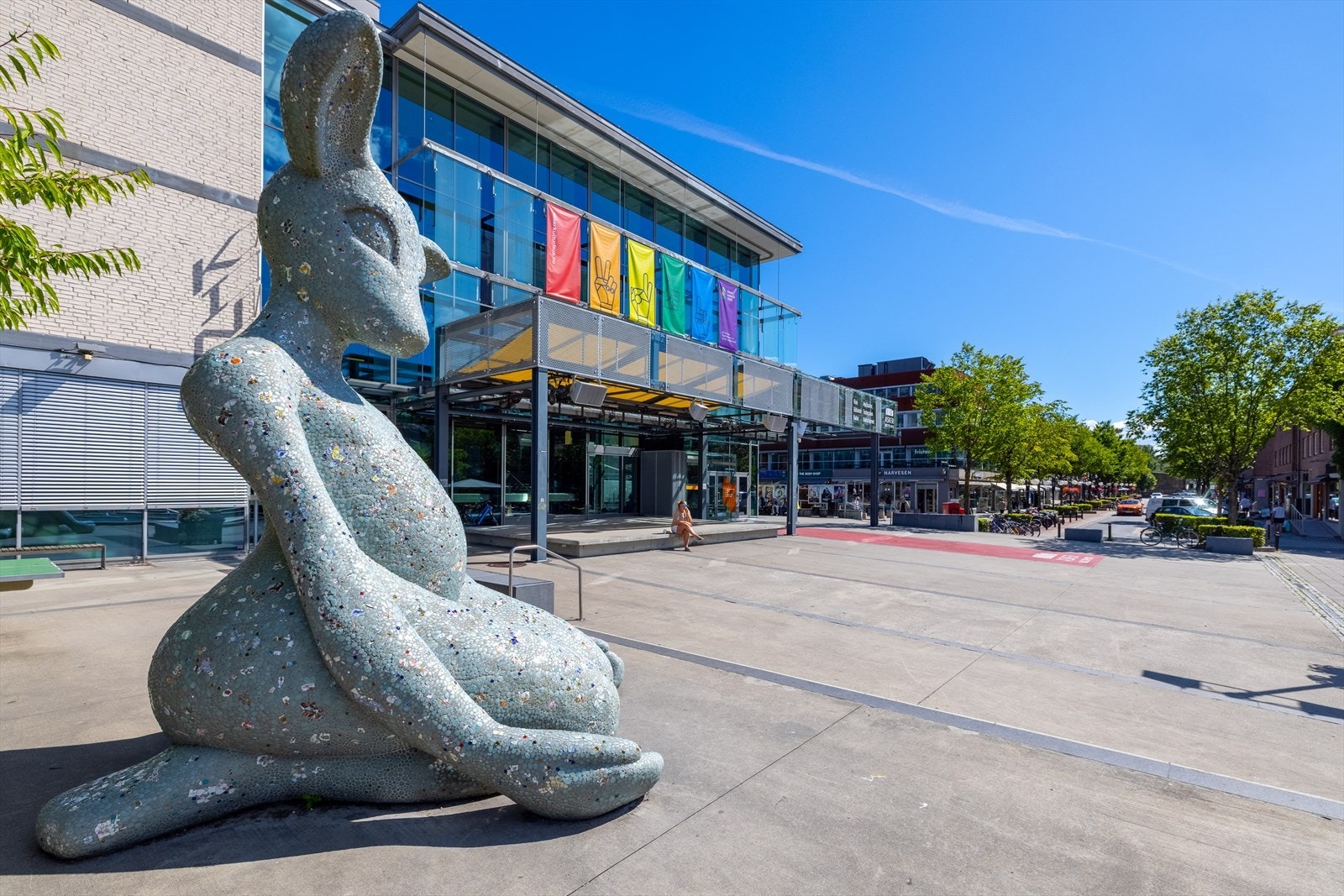 I umiddelbar nærhet ligger også Asker kulturhus med kino, bibliotek, galleri og konsertsal. Galleribilde