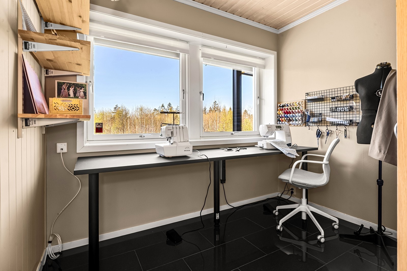 Praktisk rom i underetasjen som egner seg godt som soverom, hobbyrom eller for ekstra lagring. Godkjent som soverom. Galleribilde