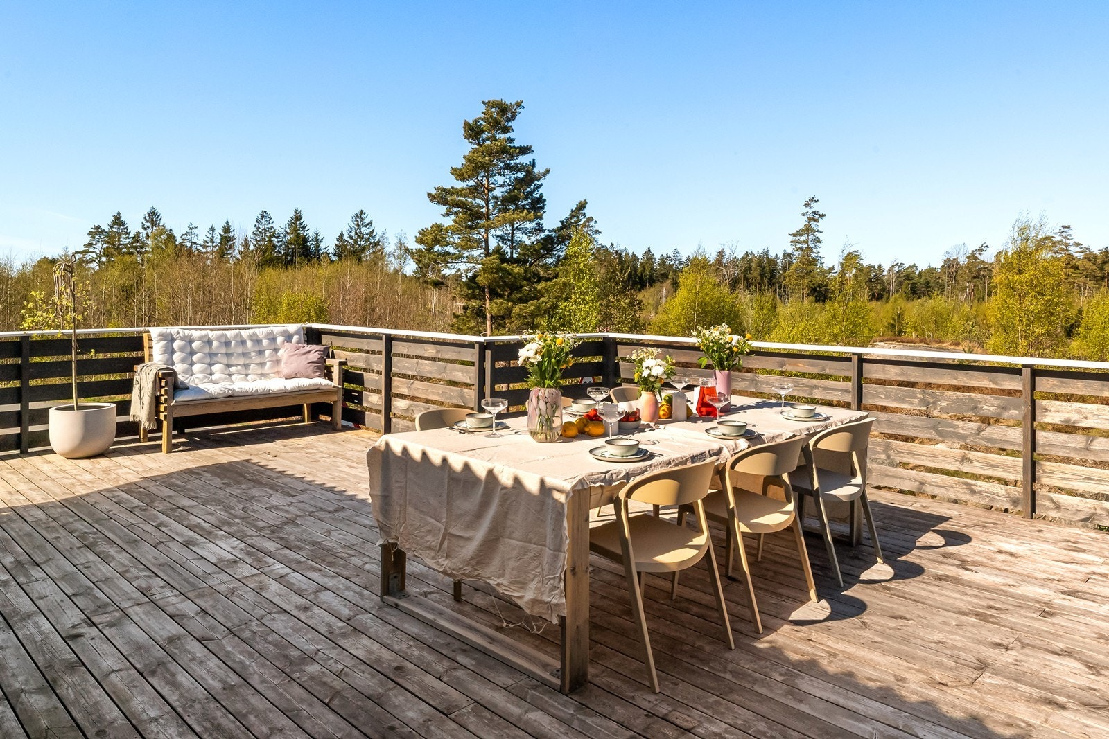 Uteplassen er fleksibel med rom for både spiseplass og en egen loungesone. Galleribilde