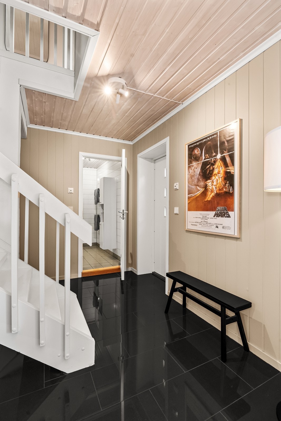 Den malte tretrappen fra byggeåret leder ned til underetasjen. Galleribilde