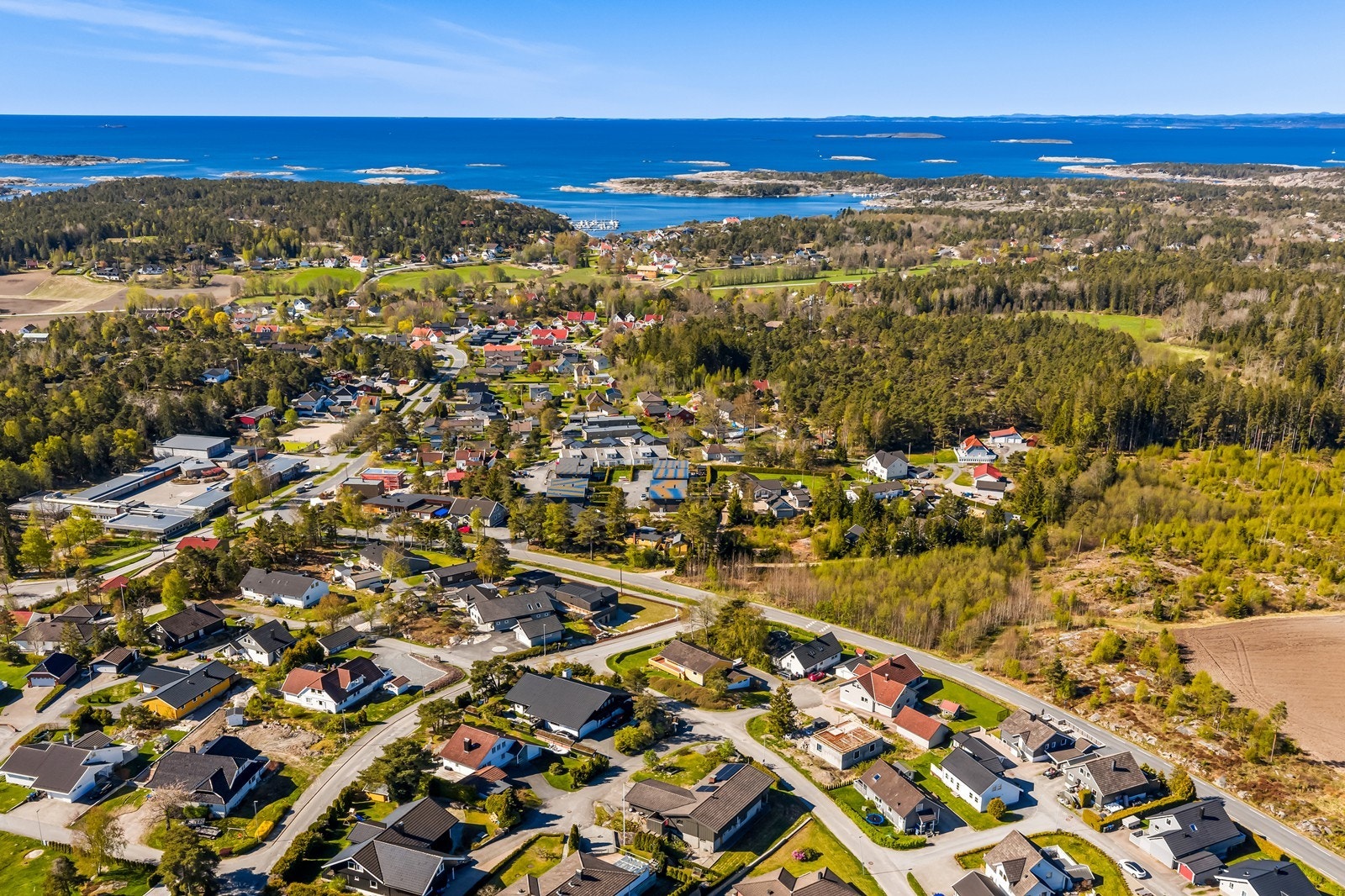 Fra Slevik platå er det kort vei til sjøen med fine badeplasser og vakker skjærgård. Galleribilde
