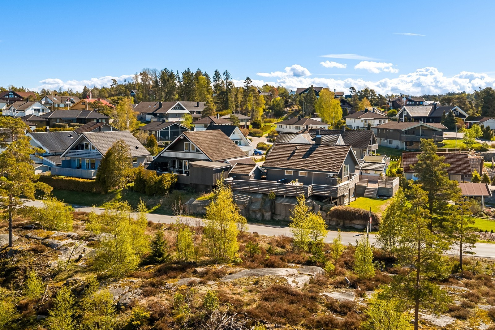 Boligen ligger i et veletablert boligområde med hovedsakelig eneboliger. Halvorsrødveien ligger en del lavere i terrenget. Galleribilde