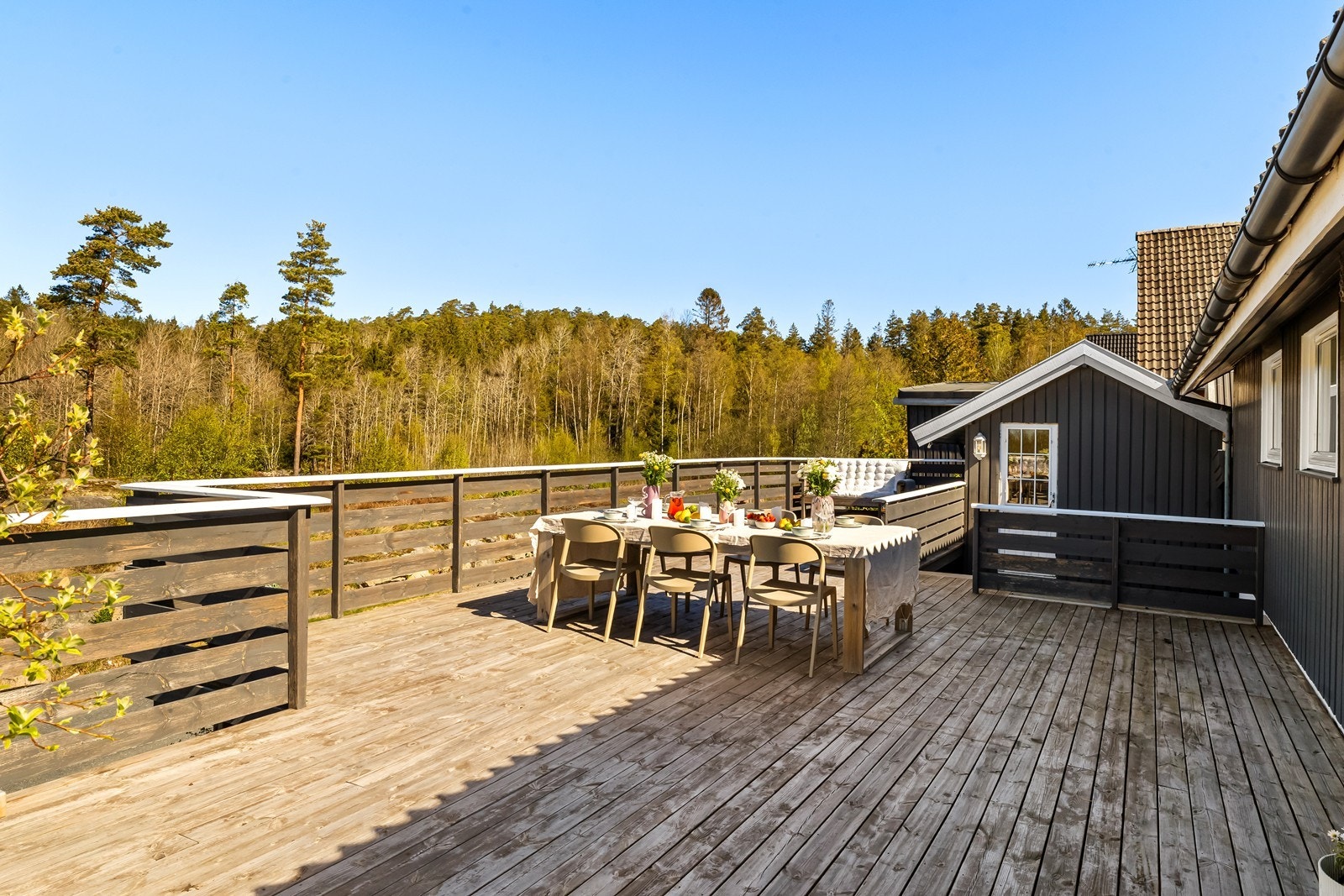 Terrassen strekker seg langs boligens sør- og vestside og gir rikelig med uteplass. Terrasse mot vest er ikke omsøkt. Galleribilde