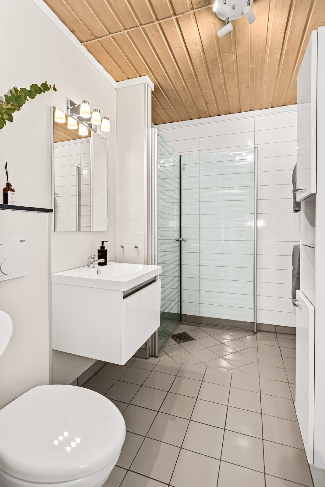 Badet i underetasjen har elektriske gulvvarme, vegghengt toalett og dusjhjørne. Galleribilde