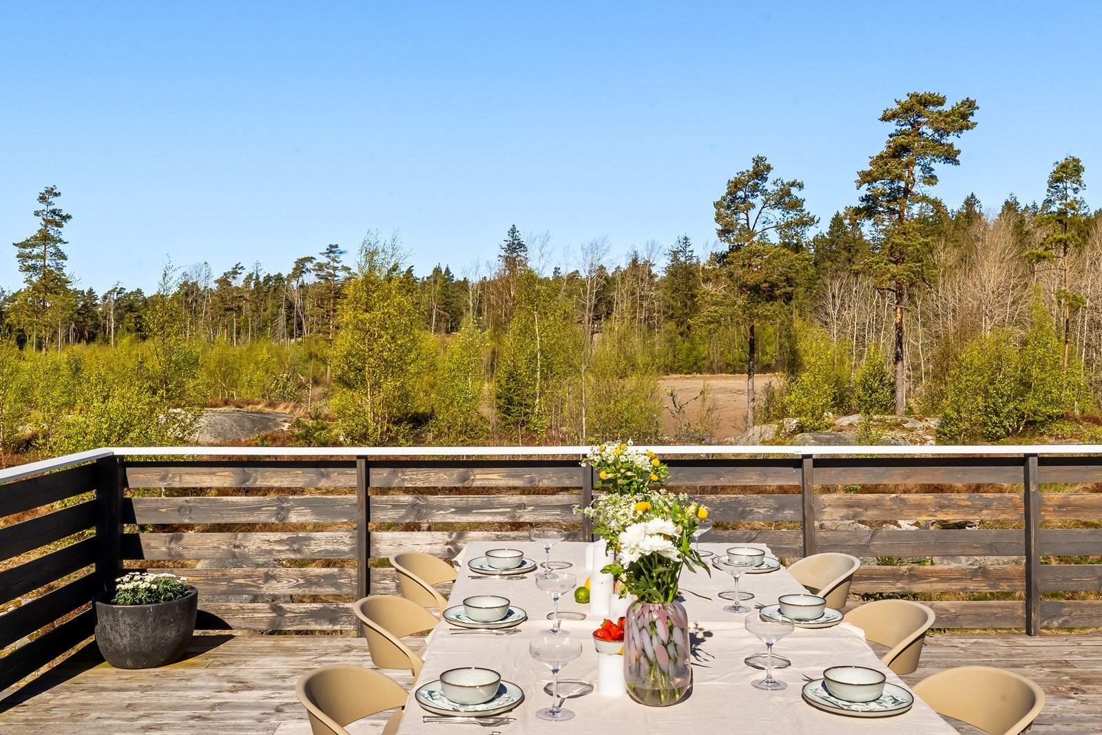 Fra terrassen har man en usjenert utsikt mot skog og naturområder. Galleribilde