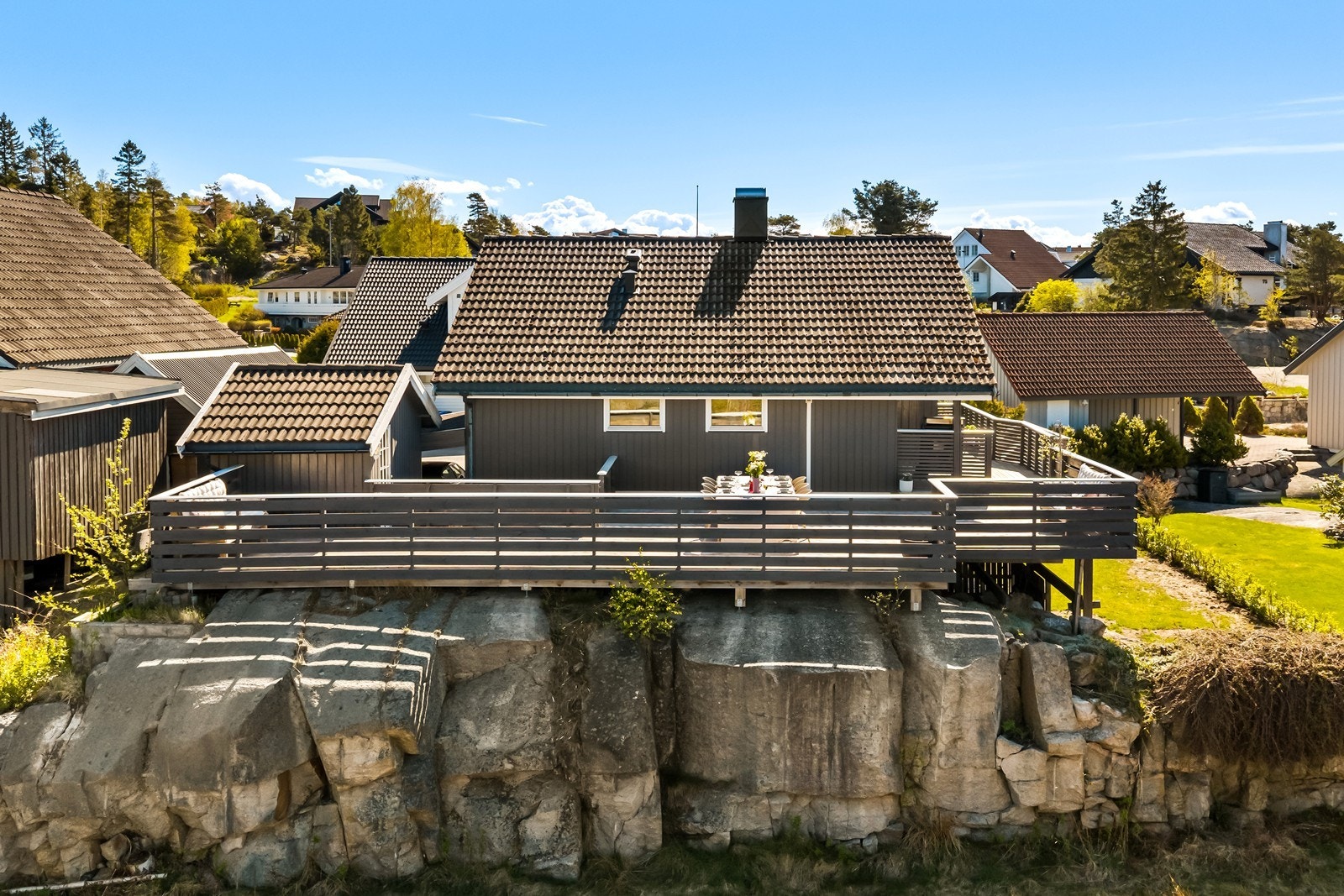 Eneboligen har en stor, sør- og vestvendt terrasse på 74 m², bygget for å utnytte de gode solforholdene. Utvidelsen er ikke byggesøkt. Galleribilde