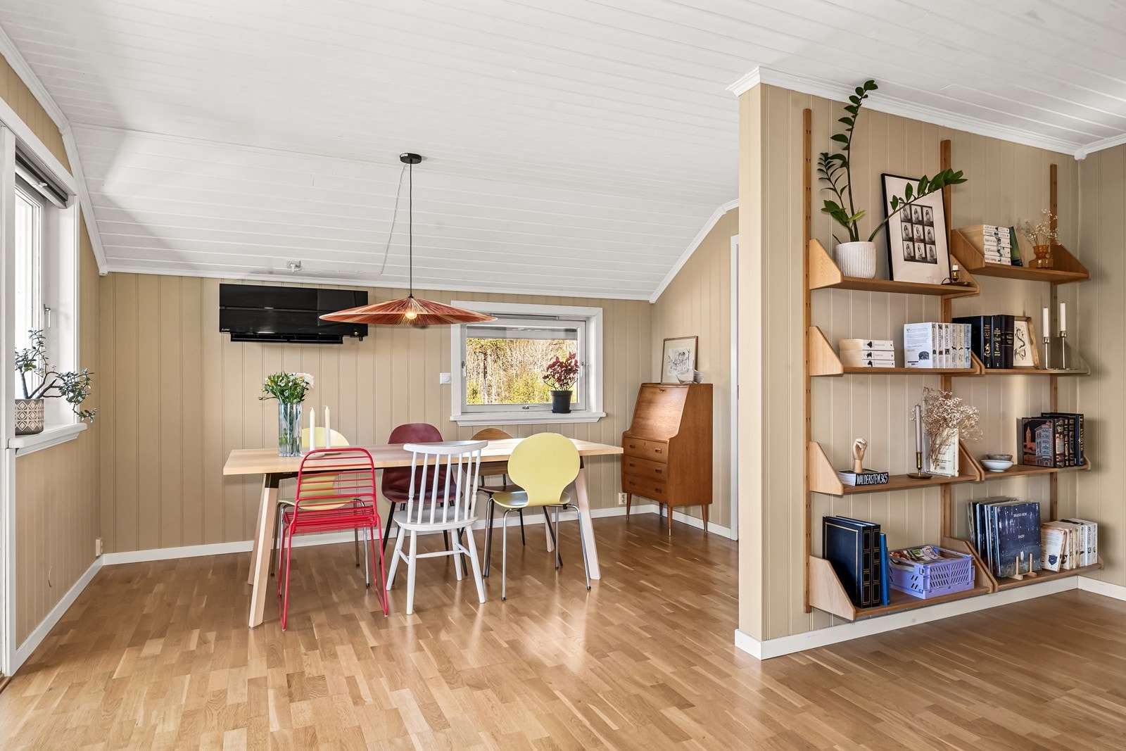 Spisestuen har god plass til et stort spisebord for hyggelige sammenkomster. Galleribilde