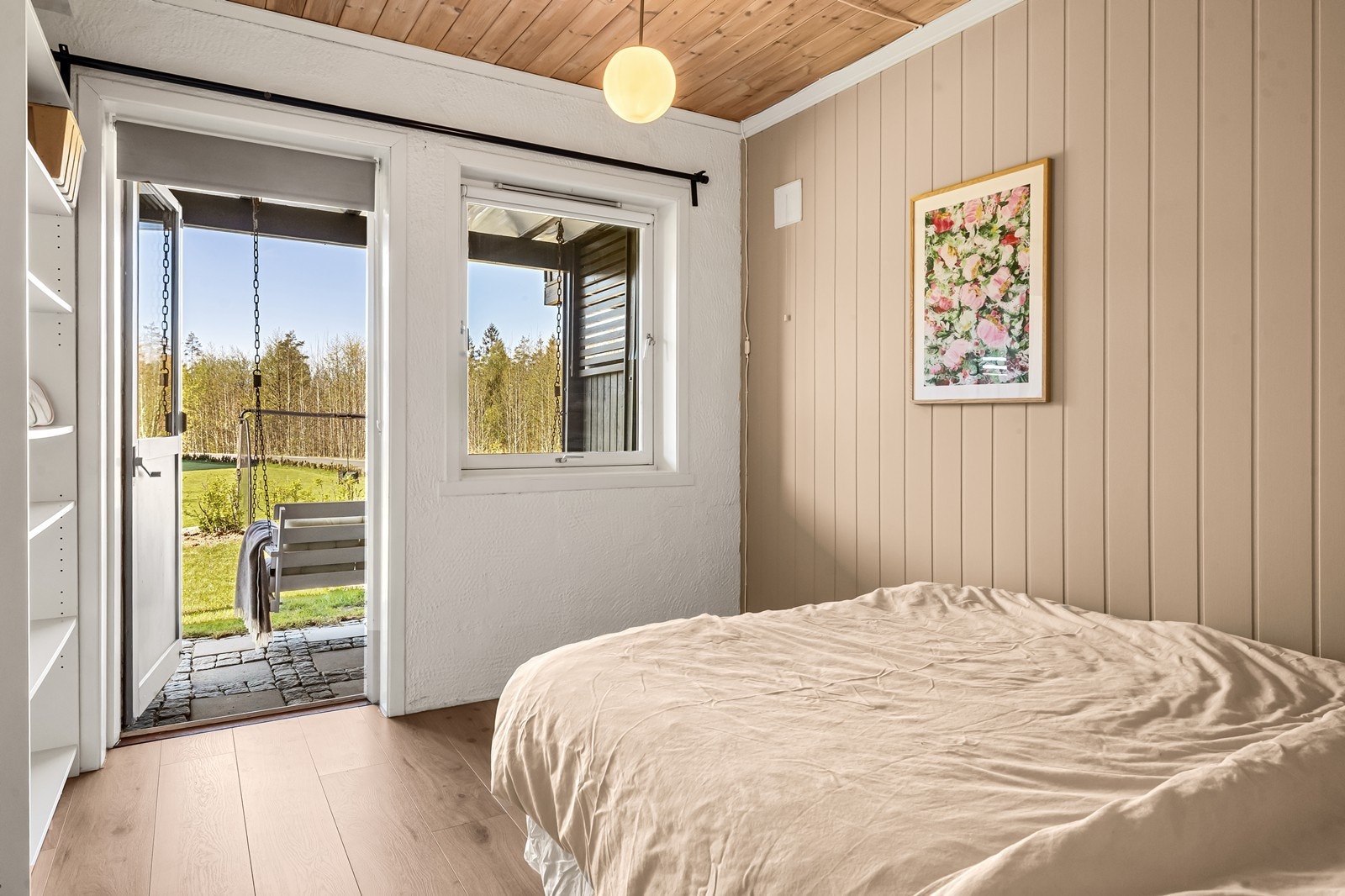 Fra ett av rommene i underetasjen er det direkte utgang til hagen. Rommet er godkjent som hobbyrom. Galleribilde