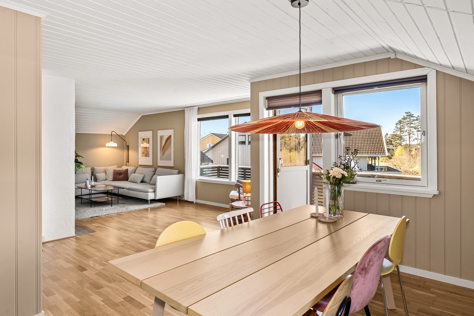 Fra spisestuen er det en åpen og fin overgang til stuen. Galleribilde