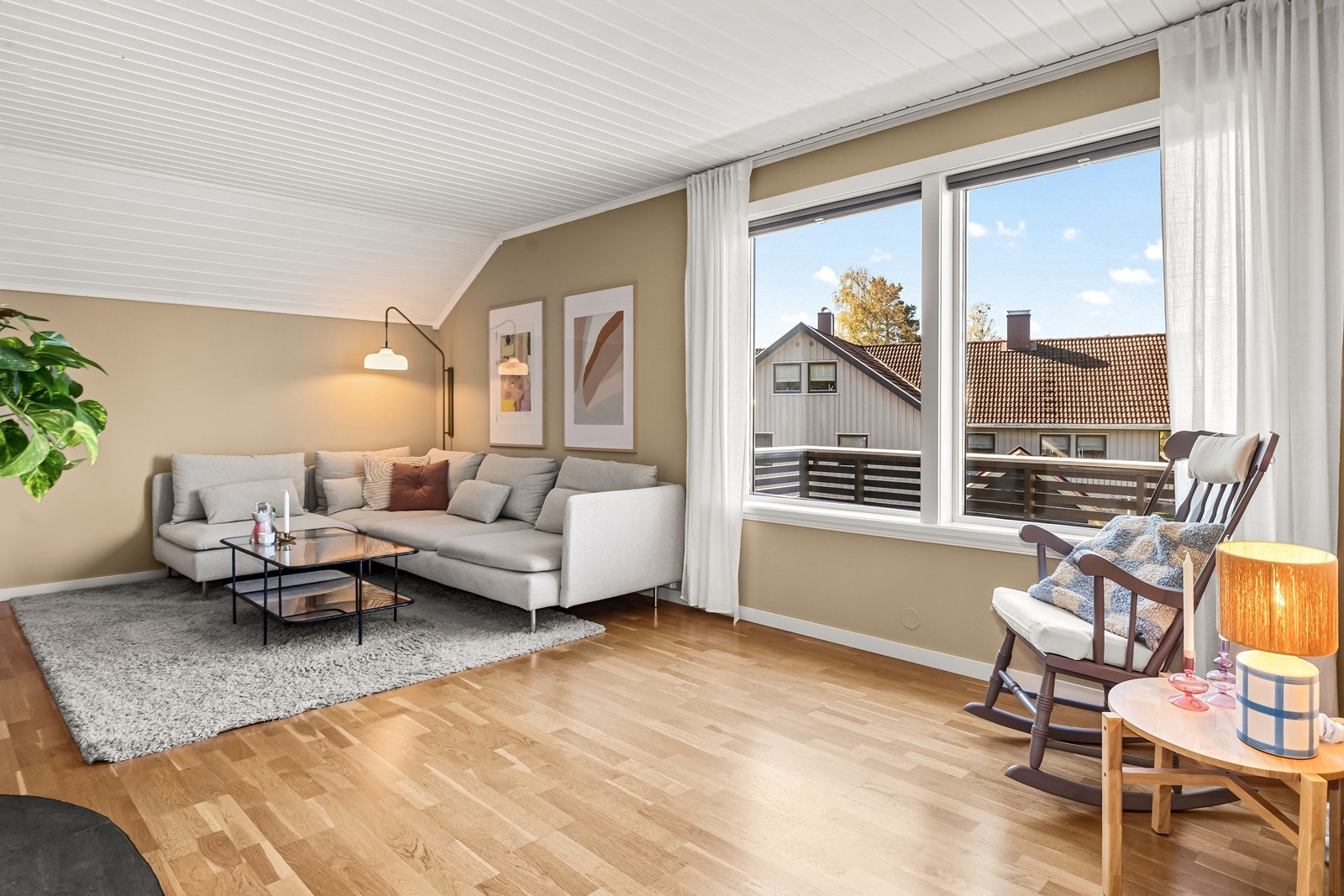 Vinduene i tre med 3-lags glass er fra byggeåret og slipper inn rikelig med dagslys. Galleribilde