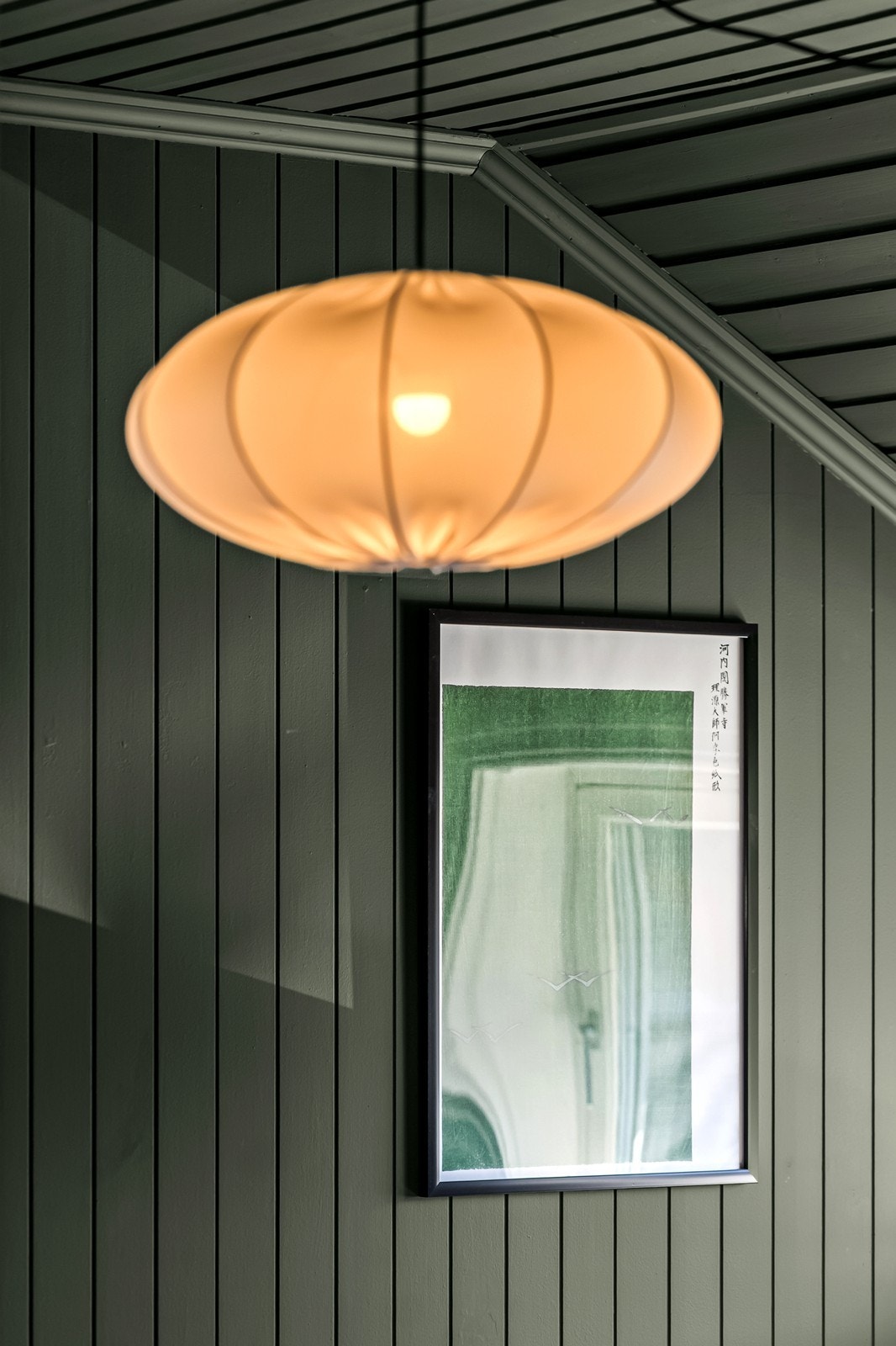 Soverommene har en behagelig atmosfære med panel på vegger og i tak. Galleribilde