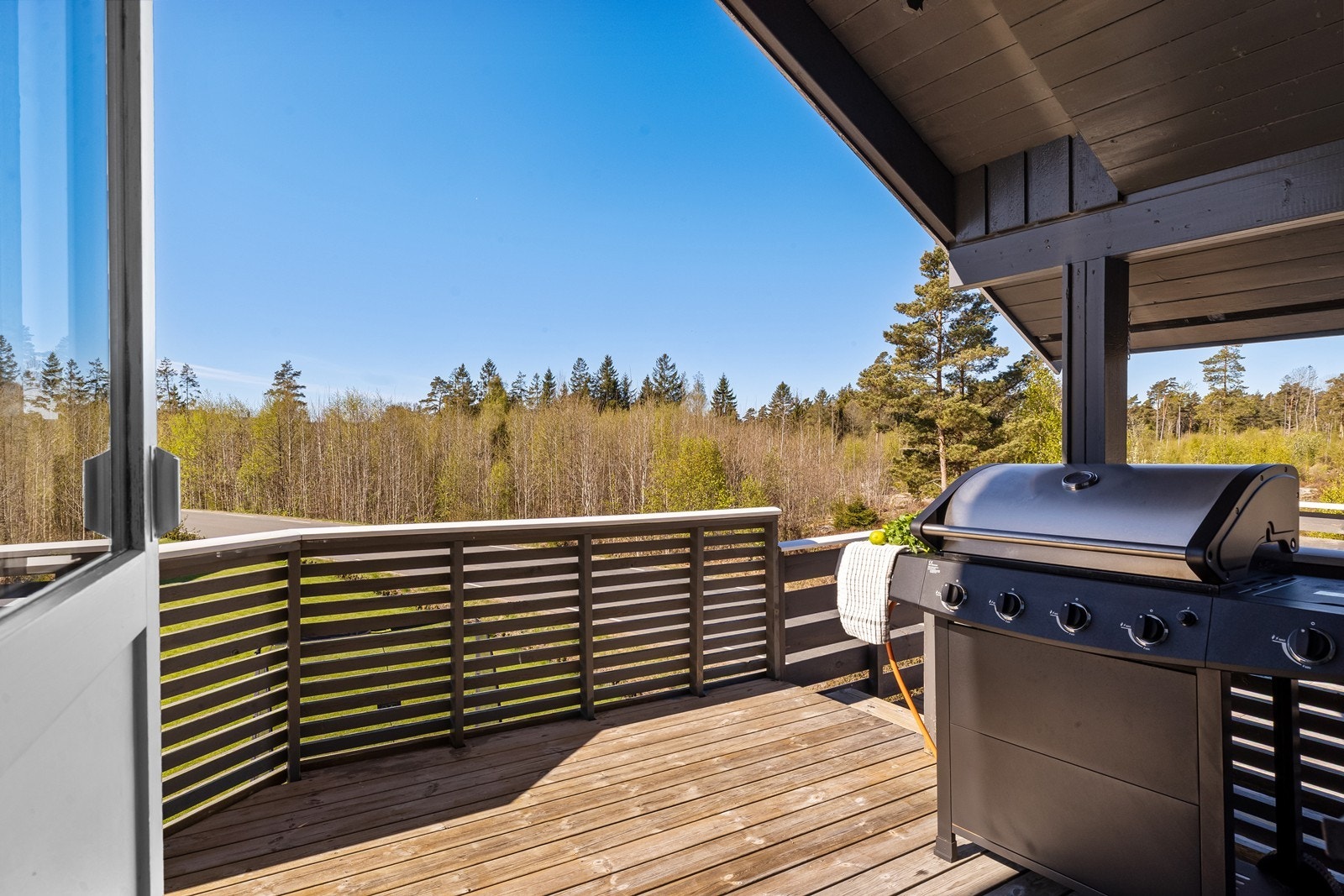 En del av terrassen gir plass for grill og utekos. Galleribilde