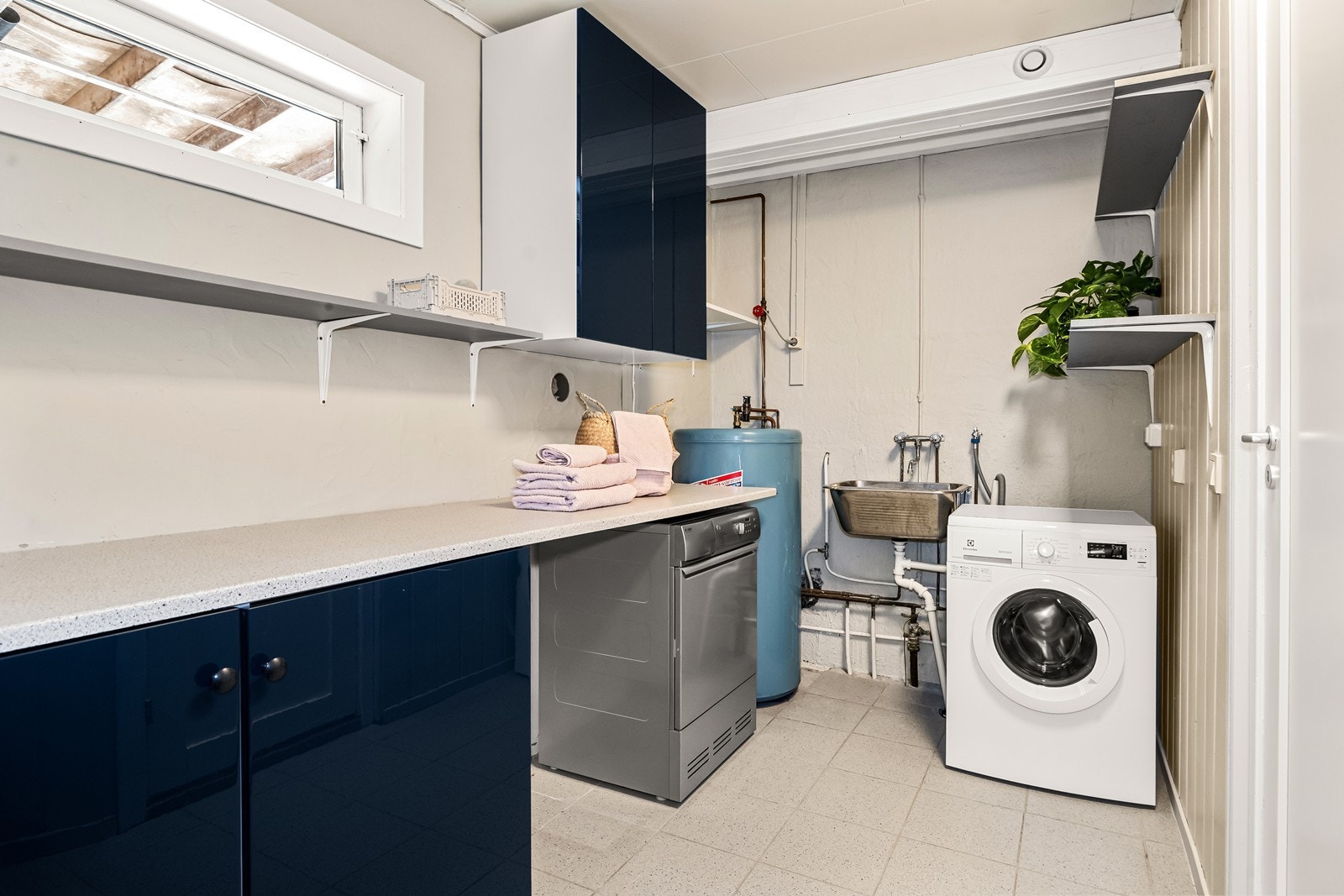 Separat vaskerom med utslagskum, innredning og opplegg for vaskemaskin. Galleribilde
