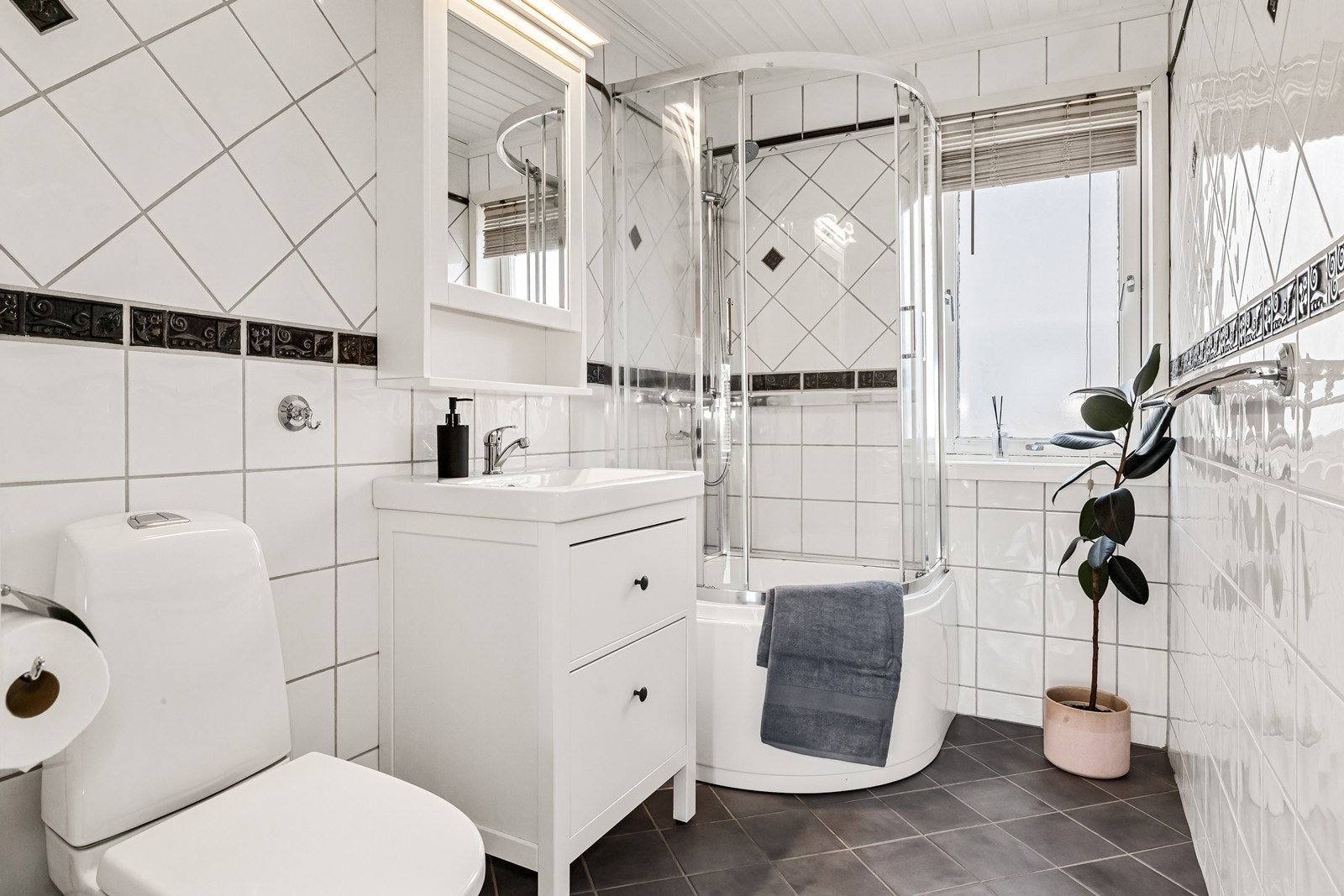 Badet i første etasje har elektriske varmekabler i gulvet. Dusjkabinett, servantinnredning og toalett ble skiftet i 2020. Galleribilde