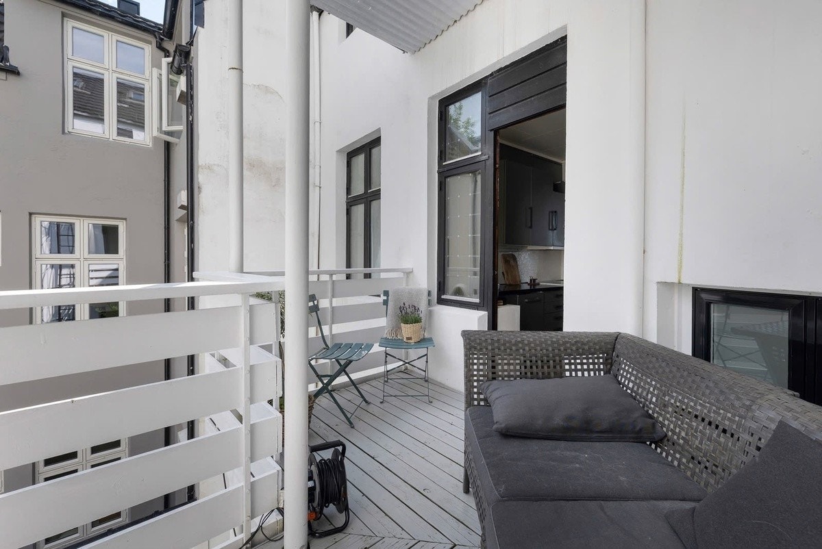 delt terrasse med nabo Galleribilde