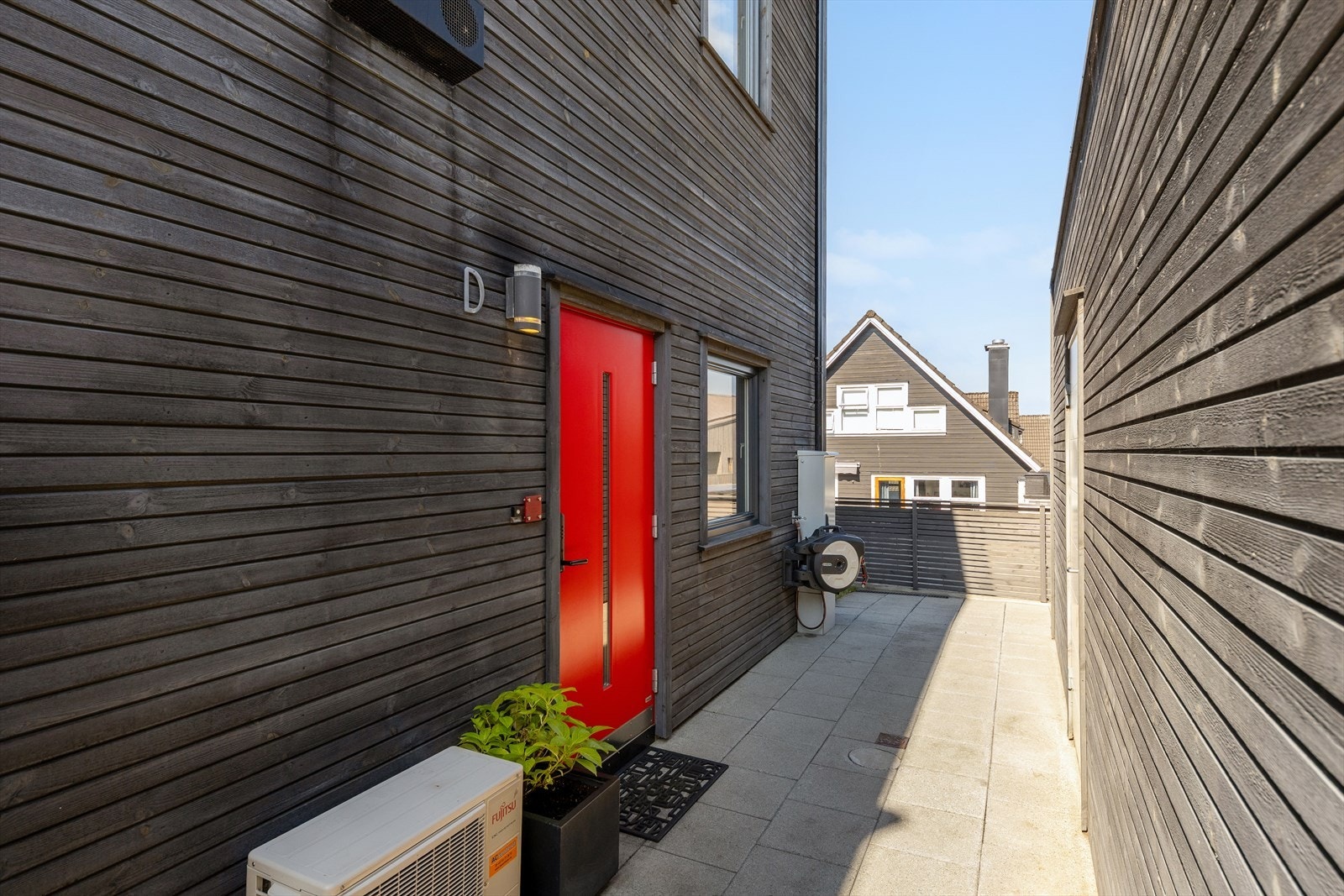 Pent og velstelt inngangsparti med moderne uttrykk og praktisk uteplass. Galleribilde