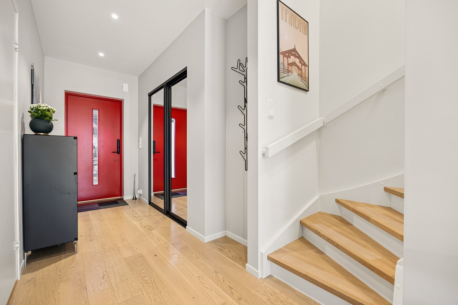 Trappen tar deg opp til en innholdsrik 2. etasje. Galleribilde