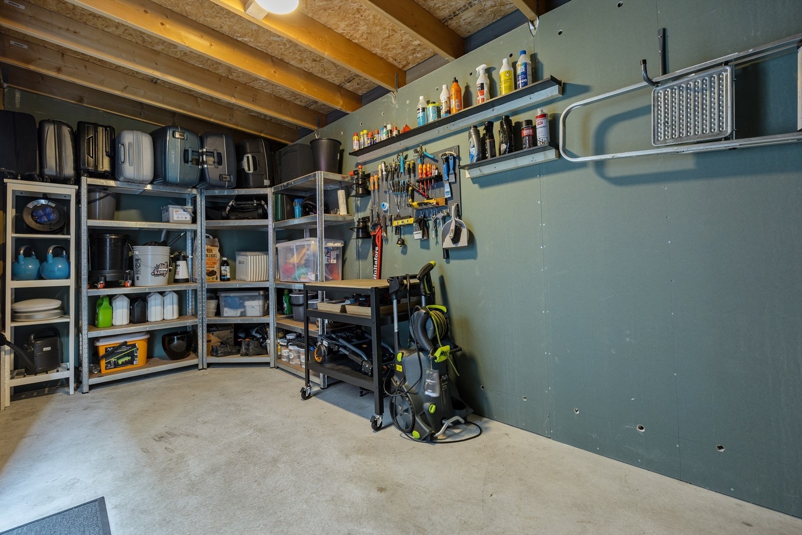 Romslig utvendig bod på 13 m² for ekstra lagringsplass. Galleribilde