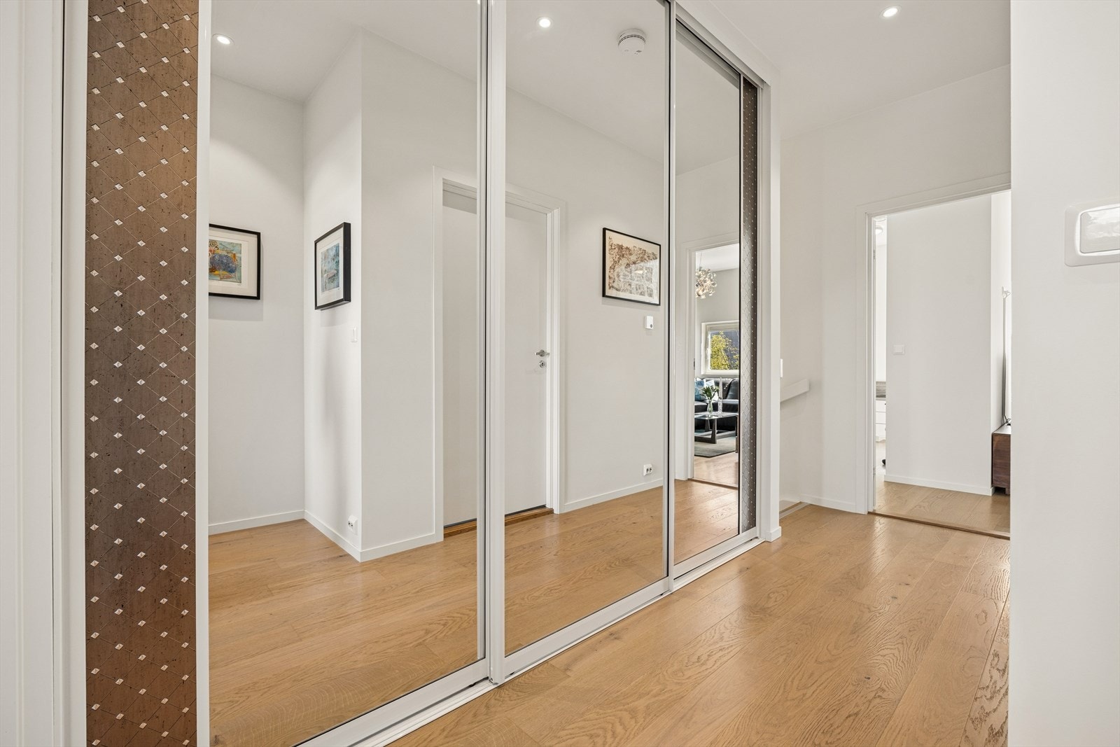 Trappen leder opp til en gang med en romslig, stedbygd garderobe med speilfronter fra 2018. Galleribilde
