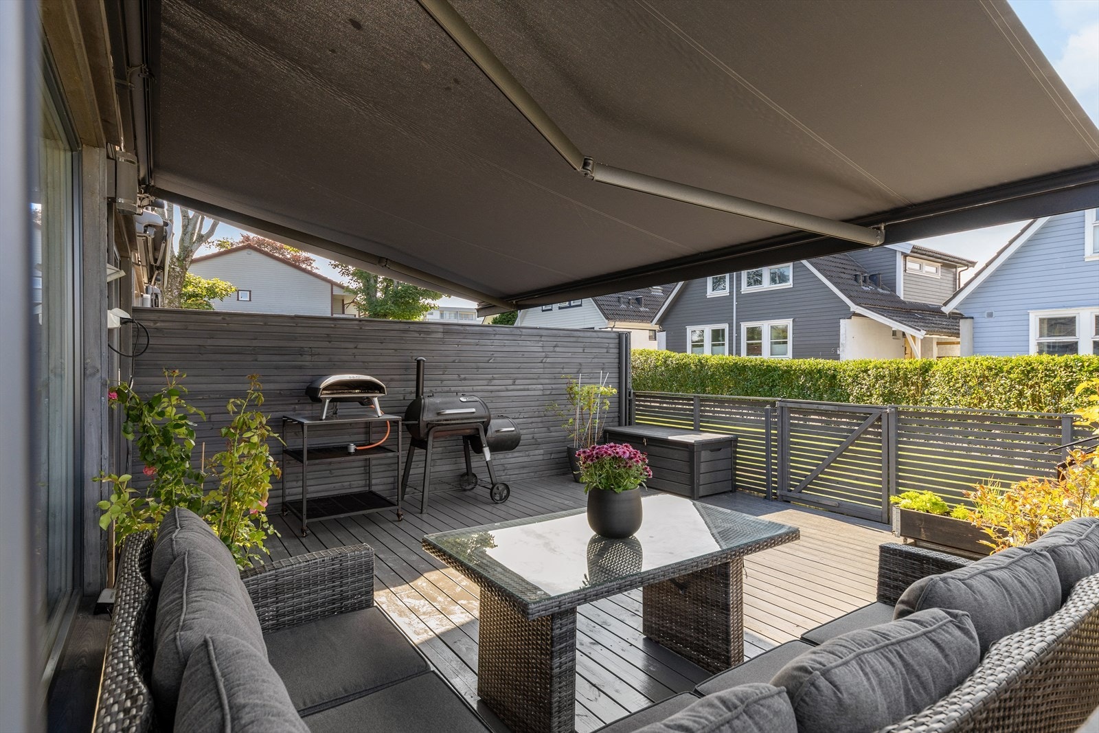 Fra stuen er det utgang til en romslig terrasse på 29 m² med elektrisk markise, montert i 2023. Galleribilde