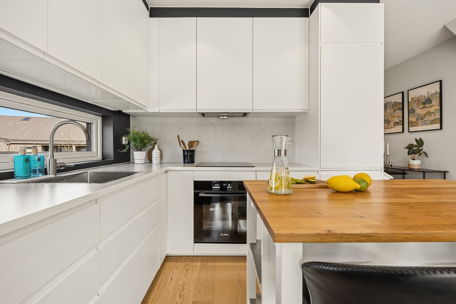 IKEA kjøkkeninnredning fra 2017 med slette fronter, laminatbenkeplate og integrerte hvitevarer. Galleribilde