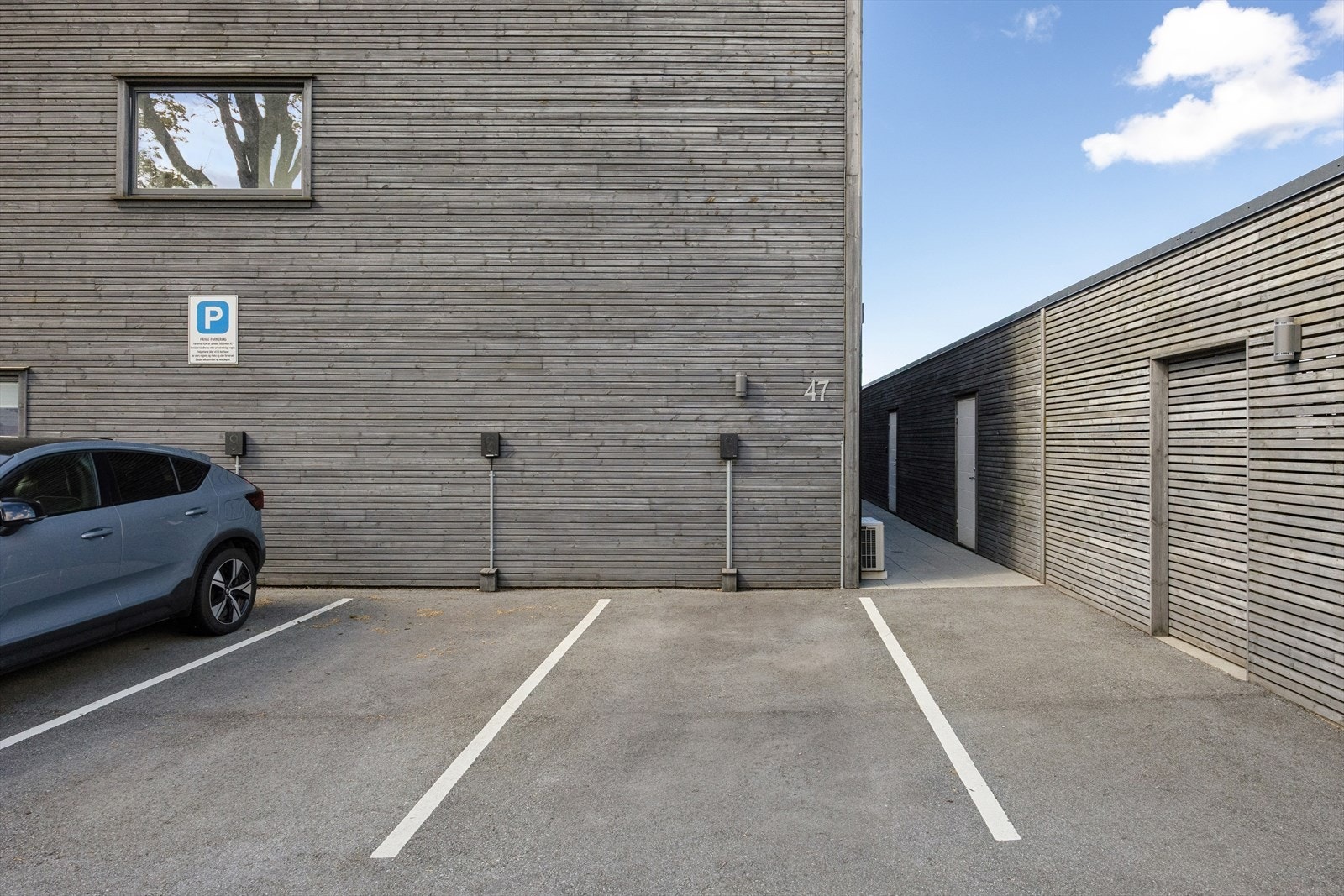 Boligen disponerer 2 faste parkeringsplasser, hvorav den ene har en Zaptec GO elbillader installert i 2023. Galleribilde