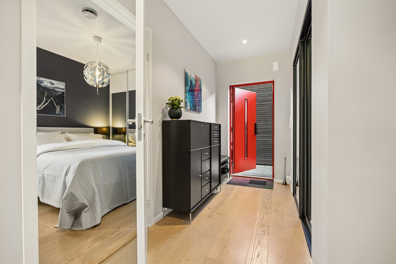 Inngangspartiet gir et godt første inntrykk og har plass til oppbevaring av yttertøy og sko. Stor skyvedørsgarderobe. Yale Doorman elektronisk lås. Galleribilde
