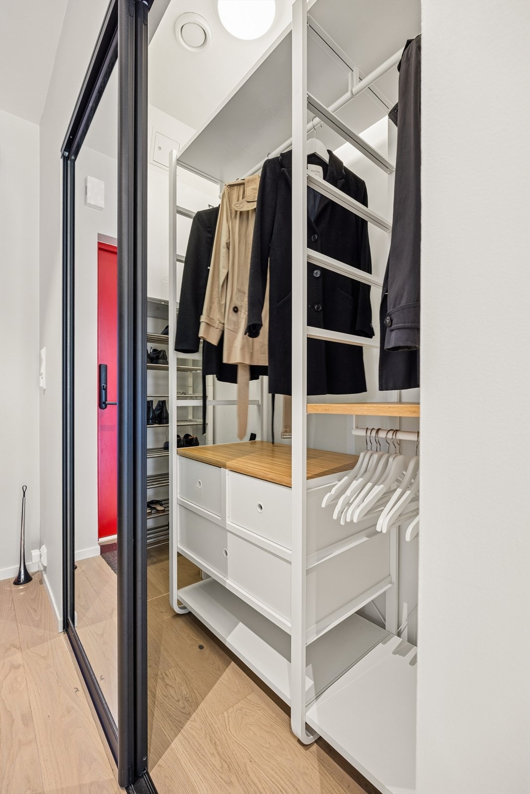 En av boligens boder er innredet som en praktisk garderobeløsning. Galleribilde