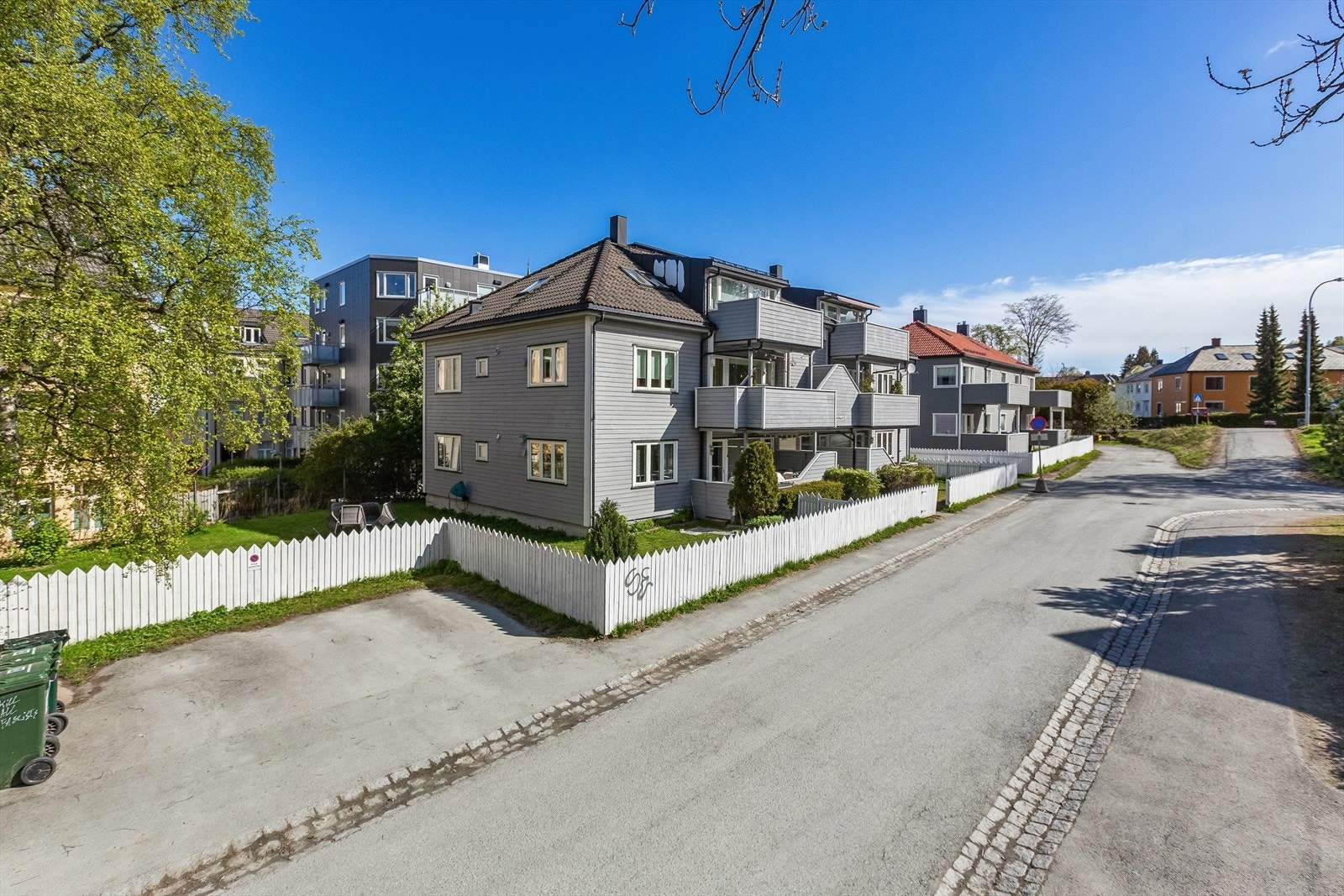 Det er gangavstand til Solsiden og Midtbyen som har et rikt og variert utvalg av fasiliteter og servicetilbud. På Solsiden finner du bl.a. vinmonopol og et moderne kjøpesenter, samt flere restauranter, utesteder og kafeer. Galleribilde