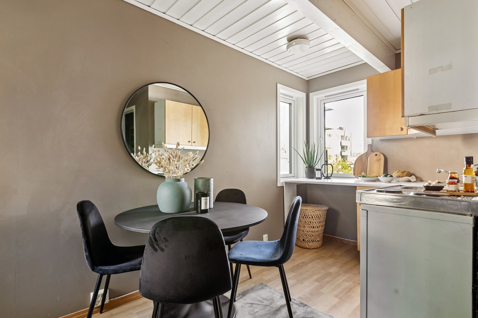 I tilknytning til kjøkkenet er det plass til et spisebord. Galleribilde